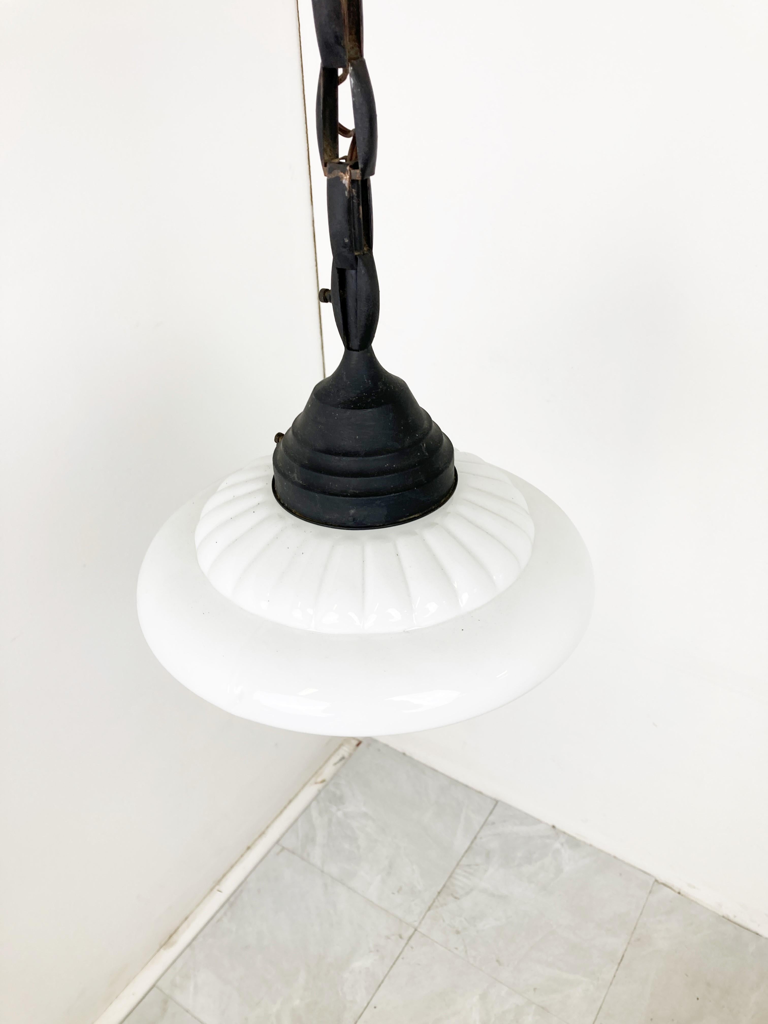 Lampe à suspension ancienne en opaline, années 1930 Bon état - En vente à HEVERLEE, BE