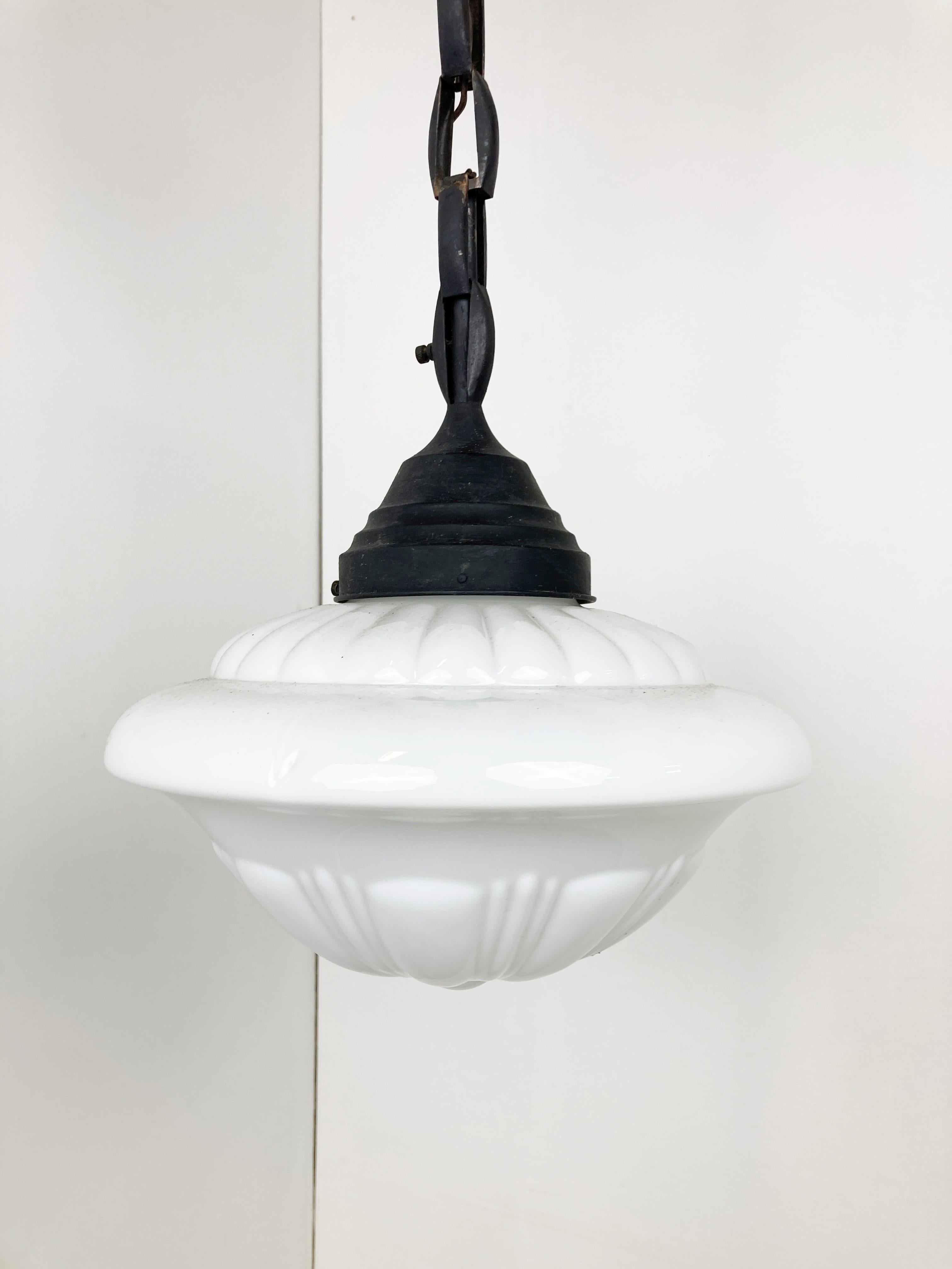 Milieu du XXe siècle Lampe à suspension ancienne en opaline, années 1930 en vente