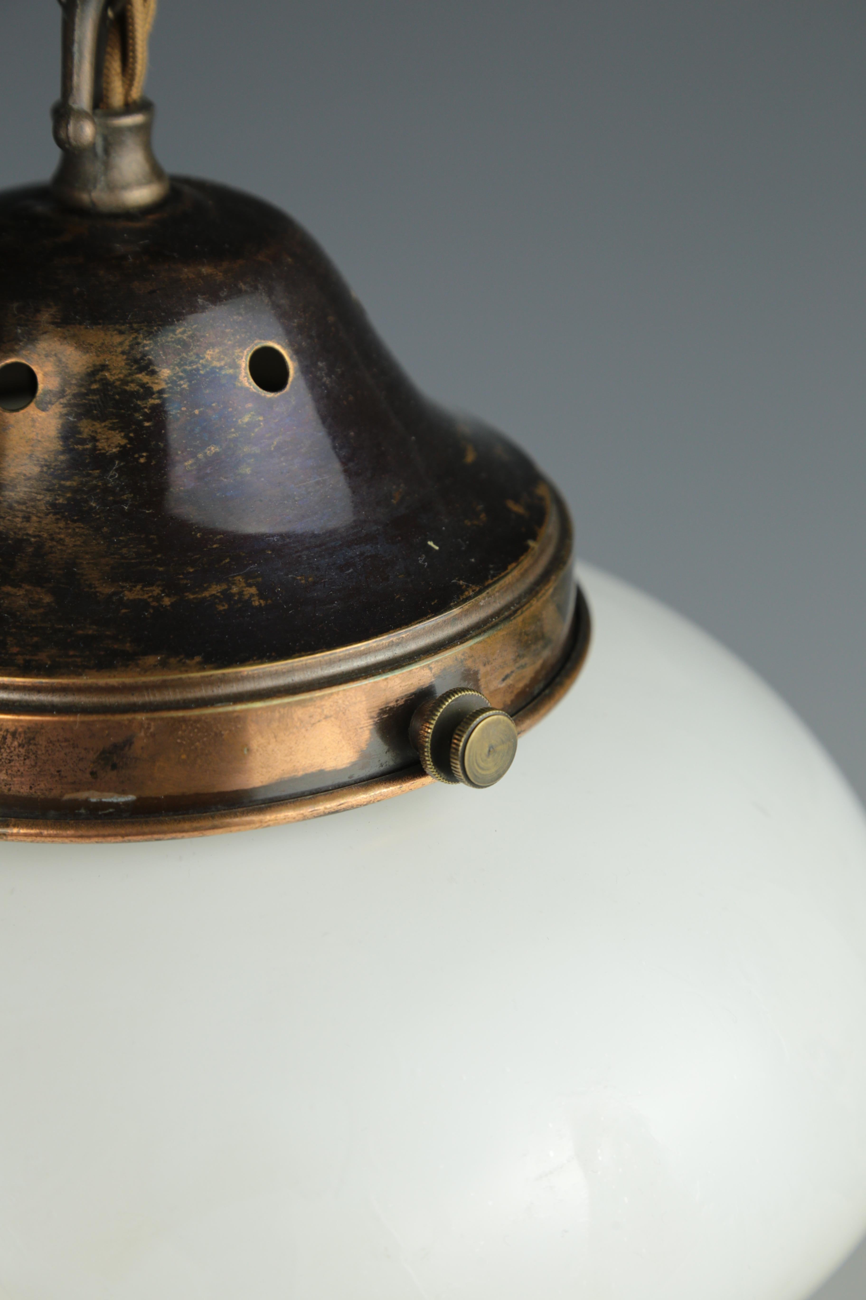 Lampada a sospensione antica opalina in vendita 7