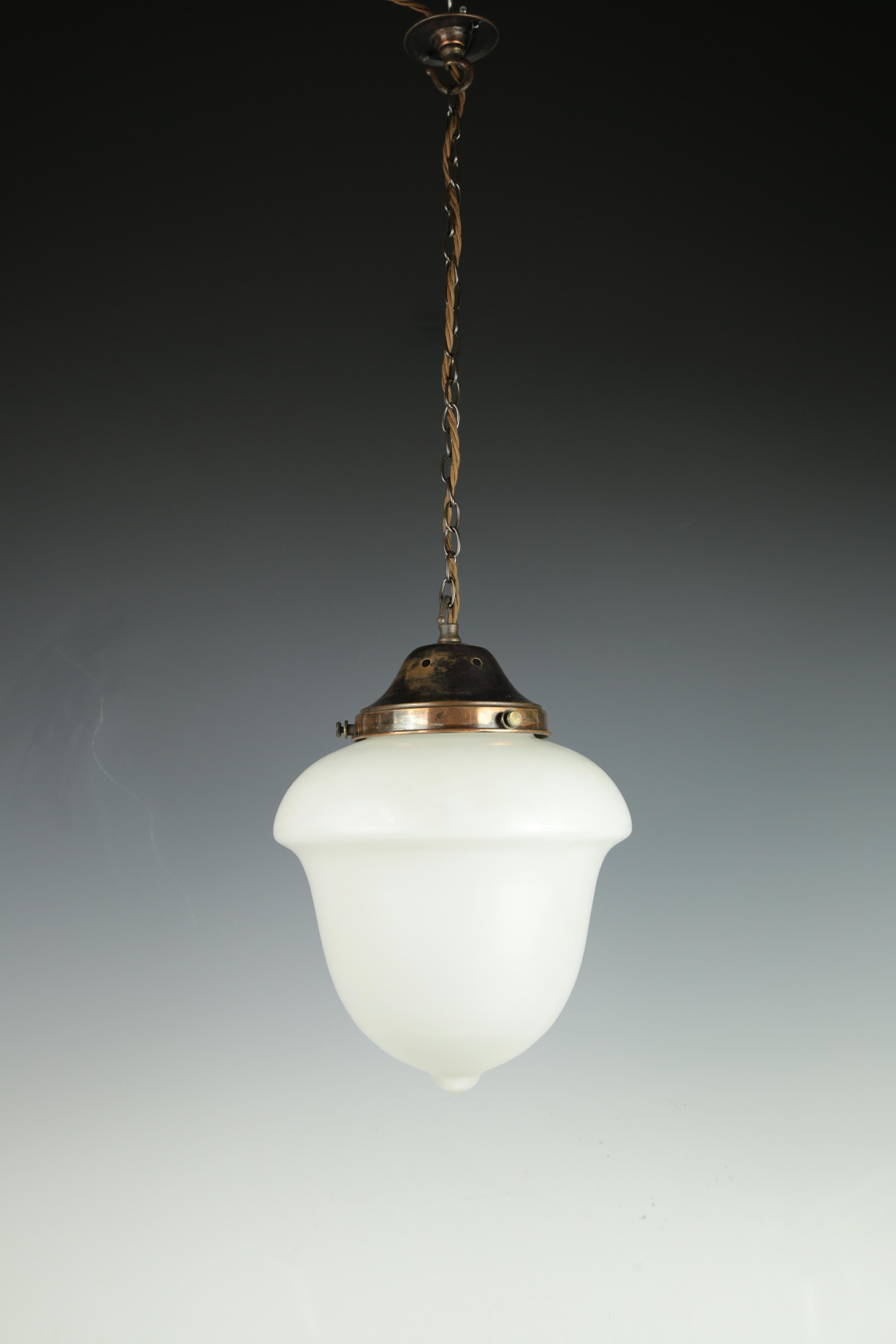 Lampada a sospensione antica di grandi dimensioni in opalina con galleria originale

Questa suggestiva lampada a sospensione opalina antica è caratterizzata da dimensioni generose e dalla sua galleria originale, che mette in mostra un'eleganza senza