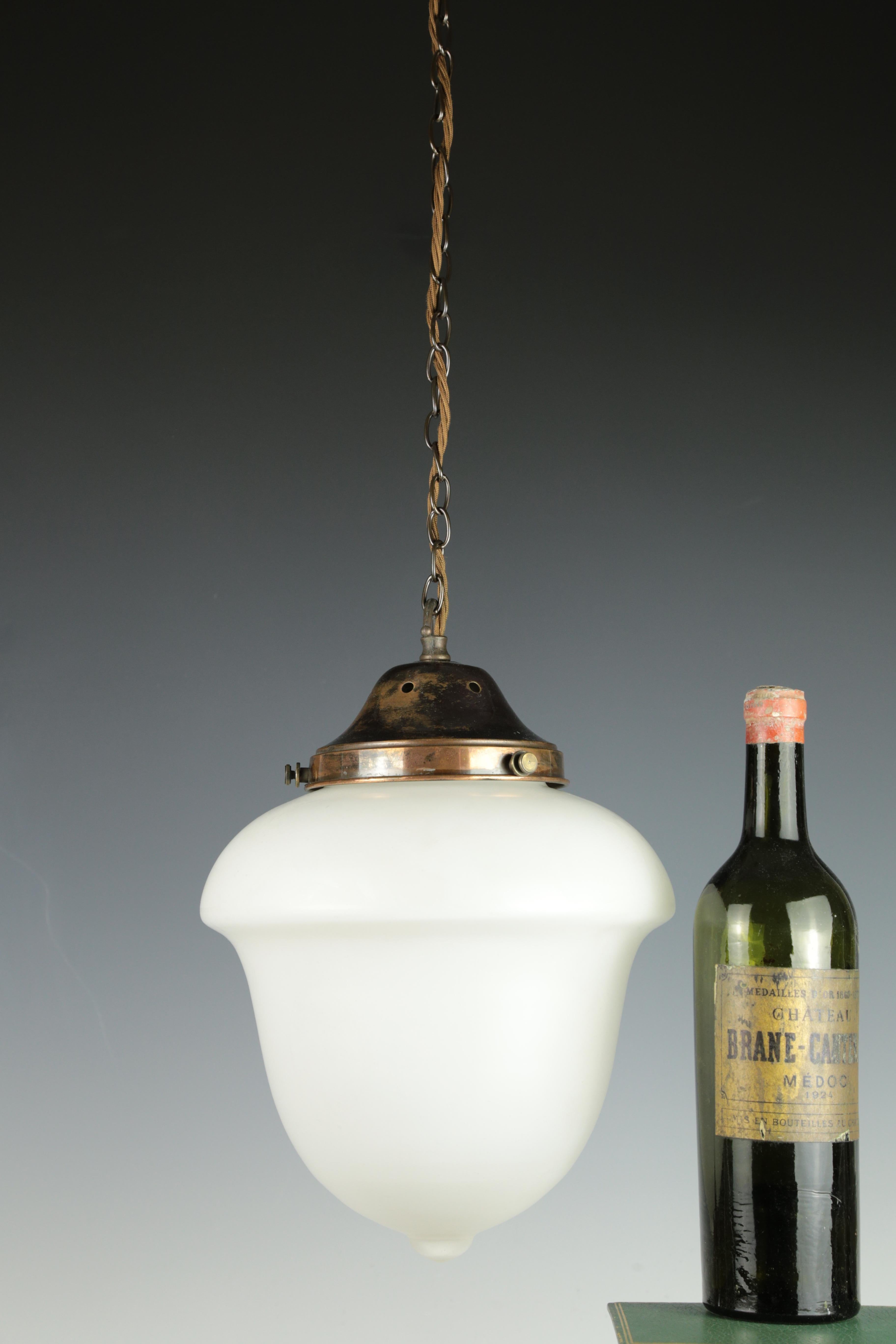Lampada a sospensione antica opalina In condizioni buone in vendita a Lincoln, GB