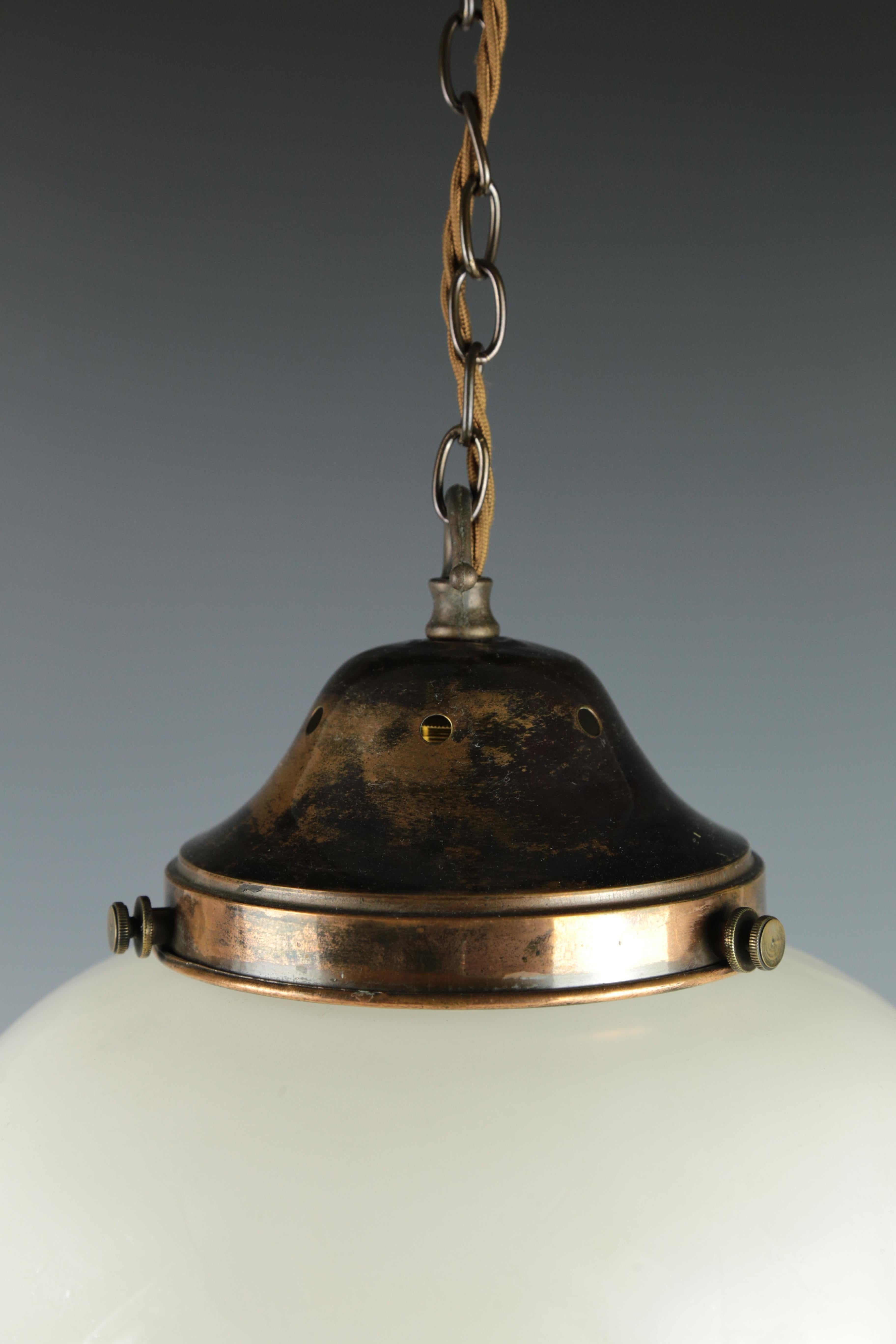 Lampada a sospensione antica opalina in vendita 2