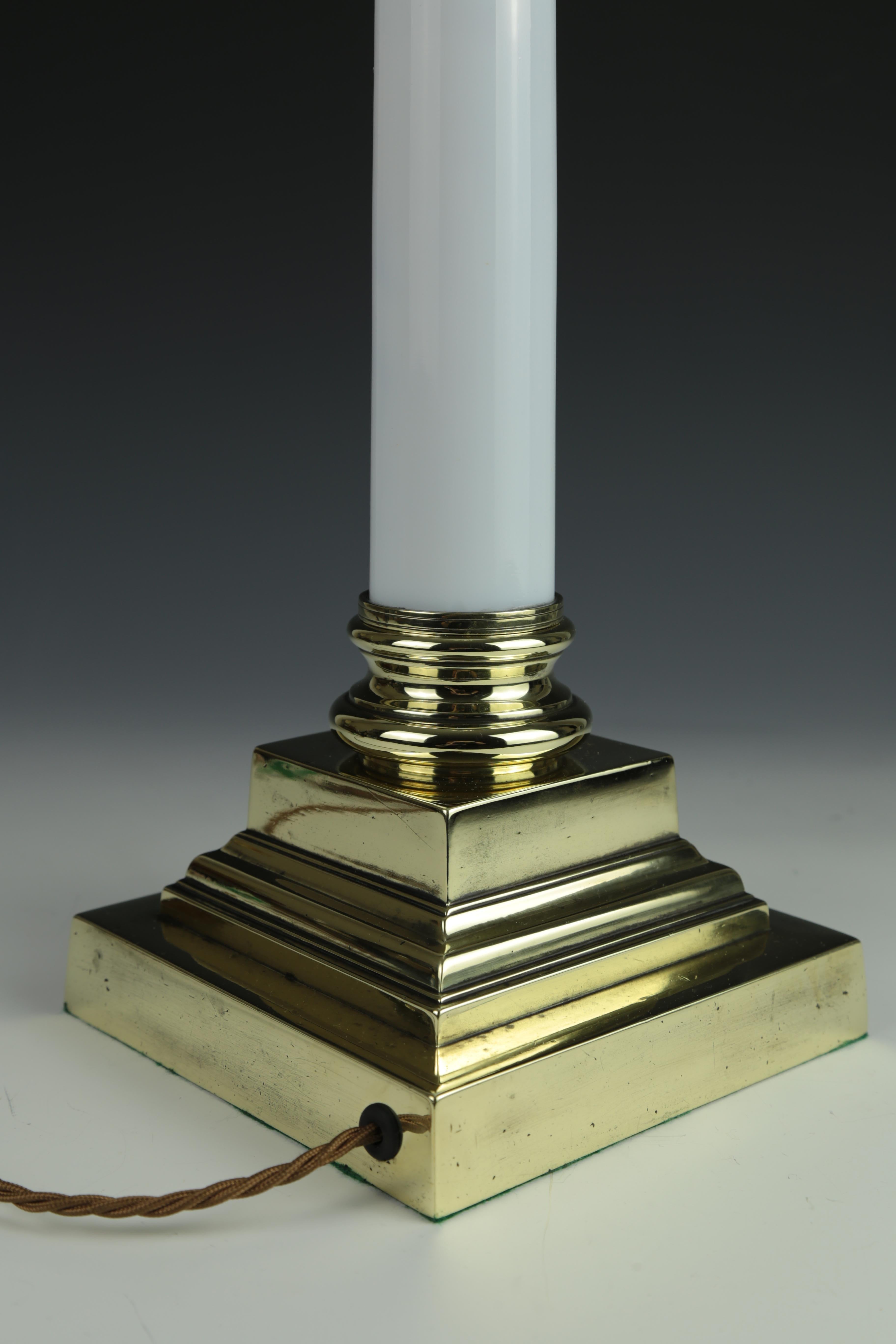 Lampe de table antique à colonne ionique blanche et opalin en vente 7