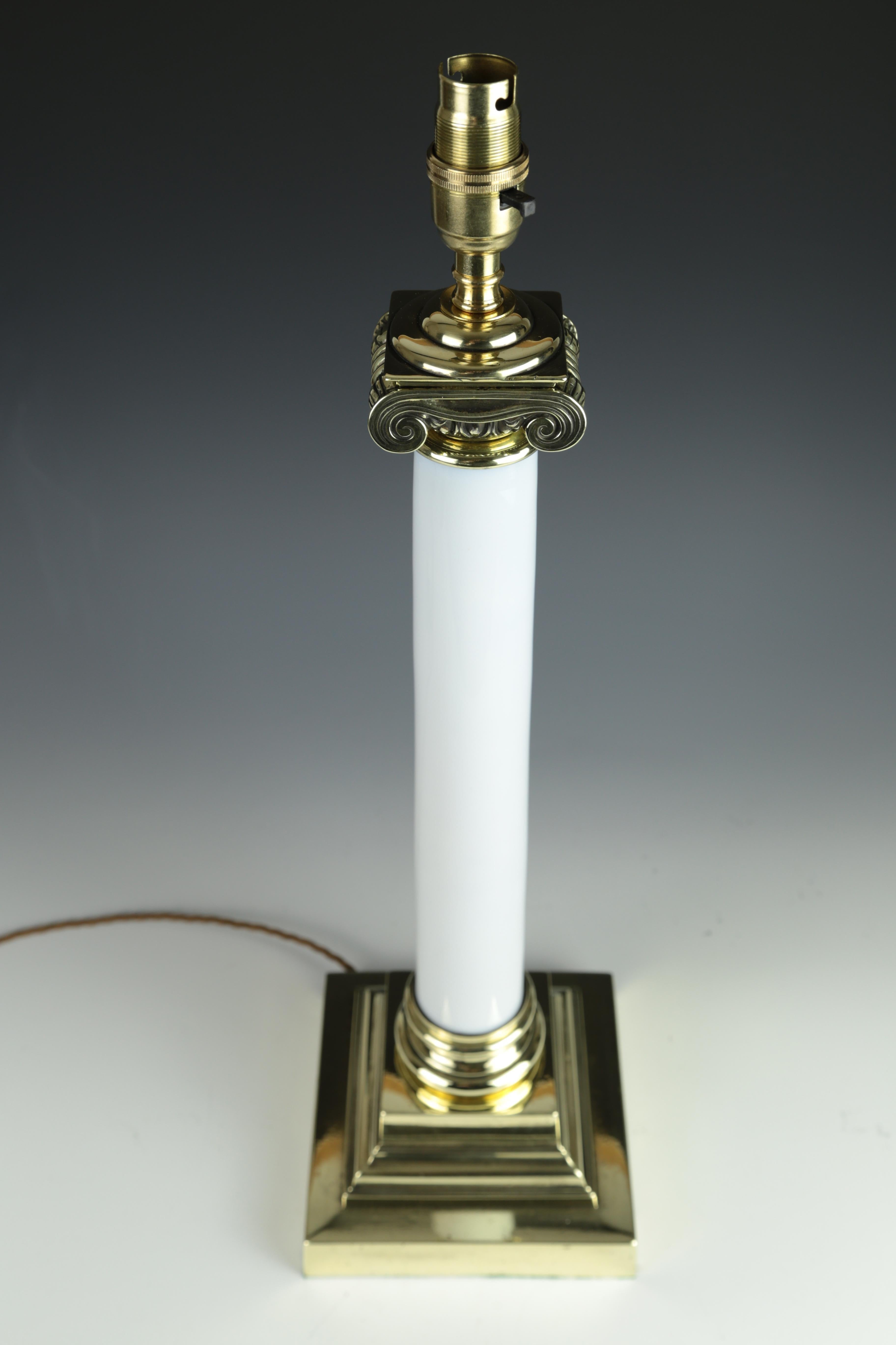Lampe de table antique à colonne ionique blanche et opalin en vente 9