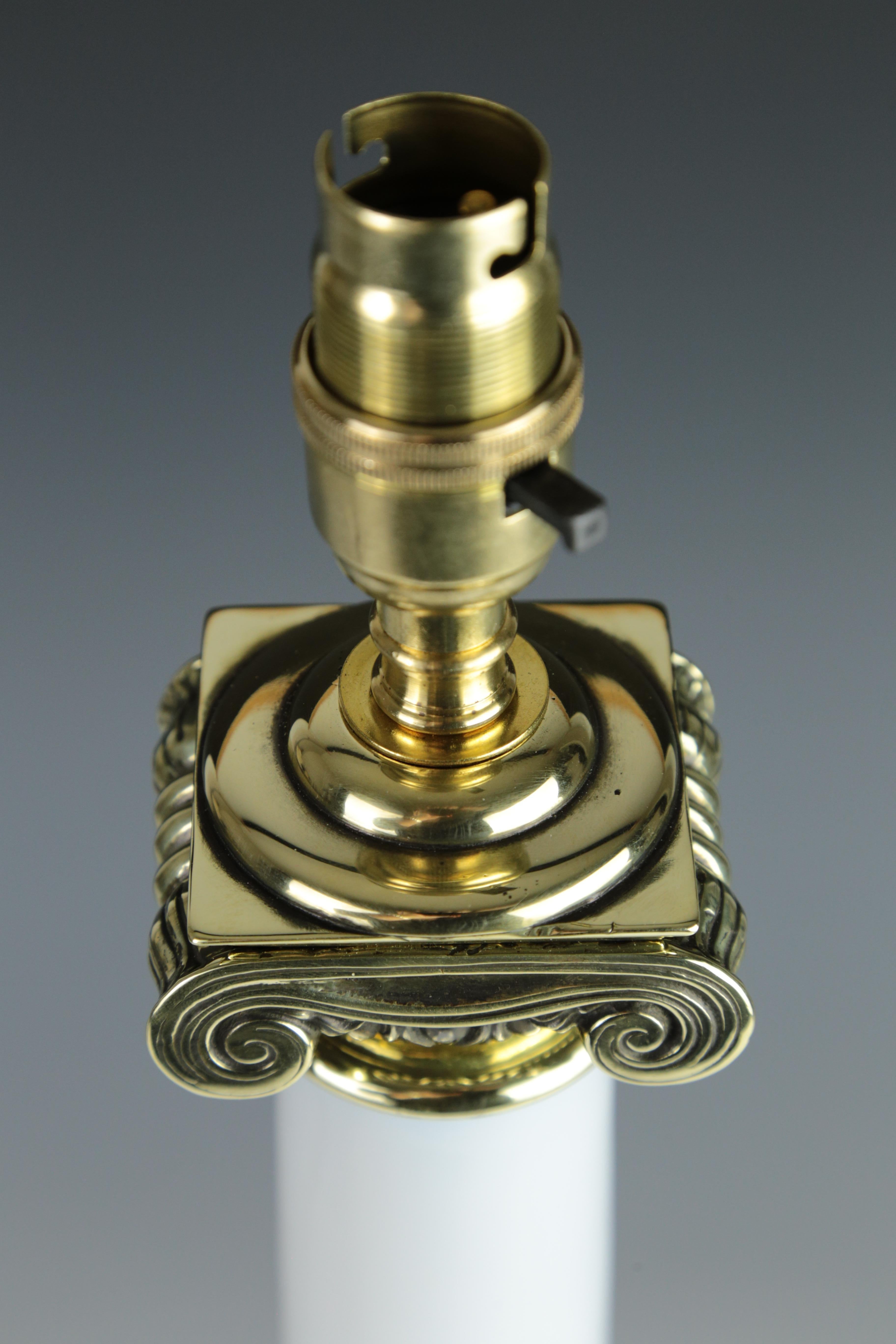 Lampe de table antique à colonne ionique blanche et opalin en vente 10