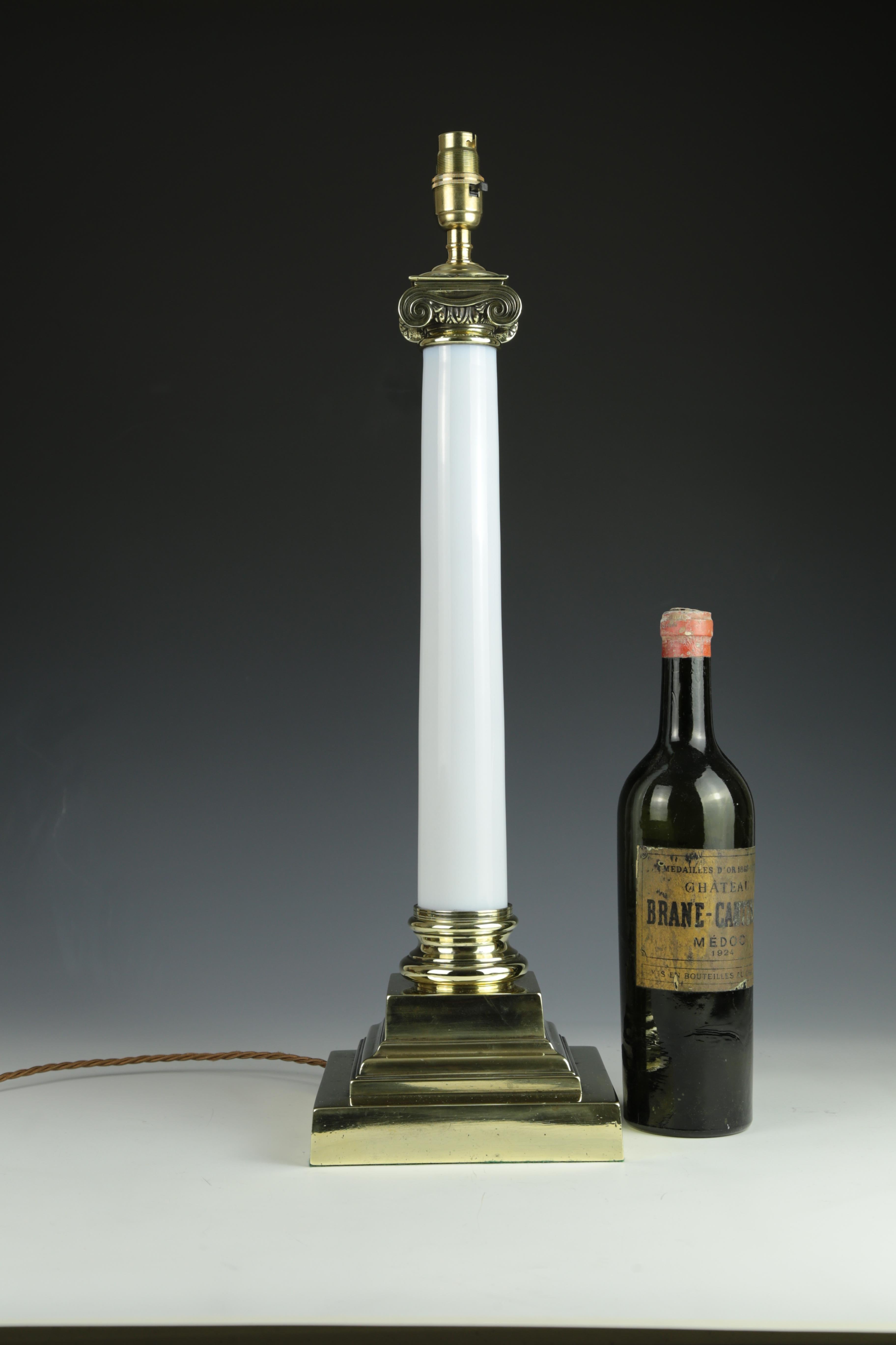 Lampe de table antique à colonne ionique blanche et opalin Bon état - En vente à Lincoln, GB
