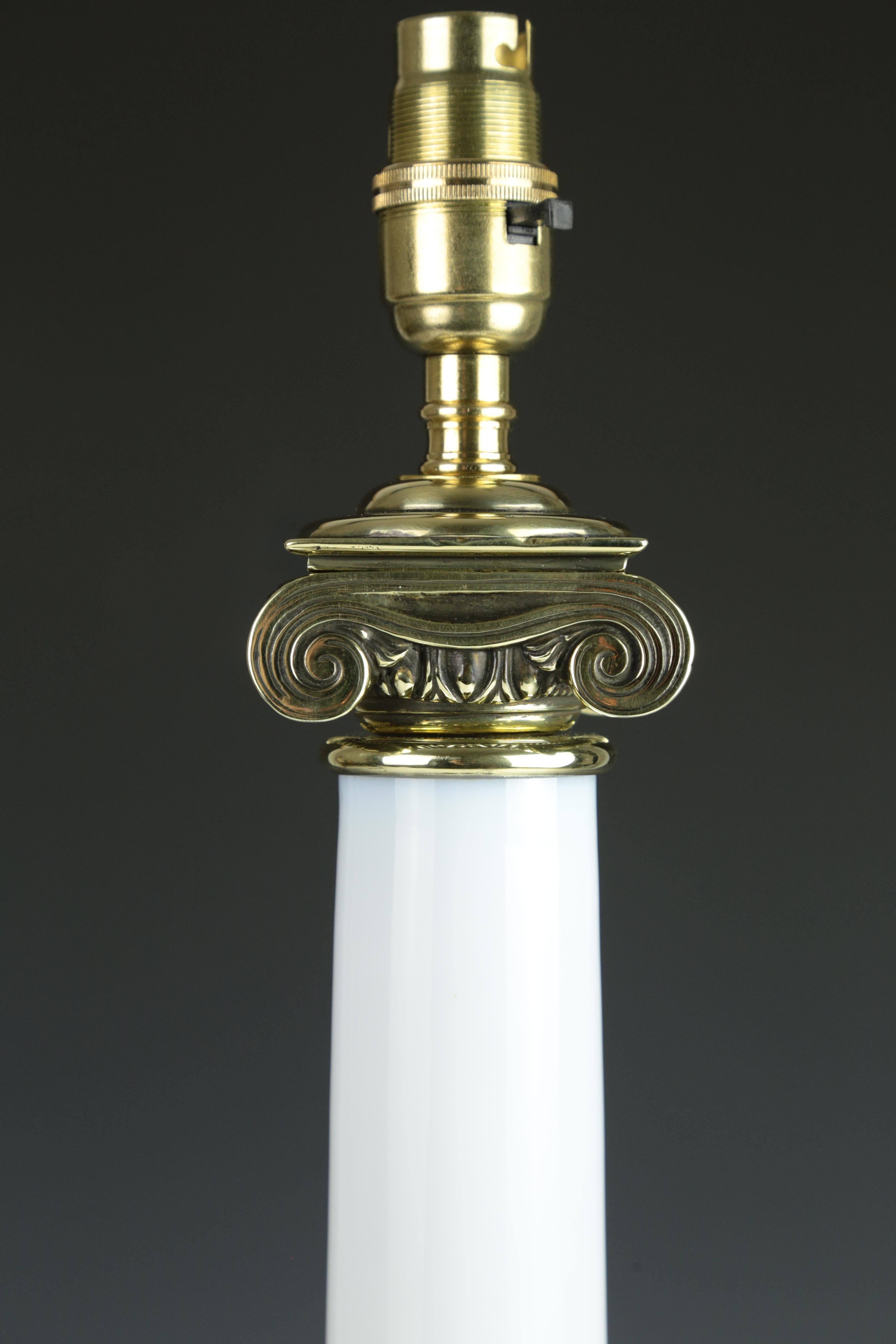 XIXe siècle Lampe de table antique à colonne ionique blanche et opalin en vente