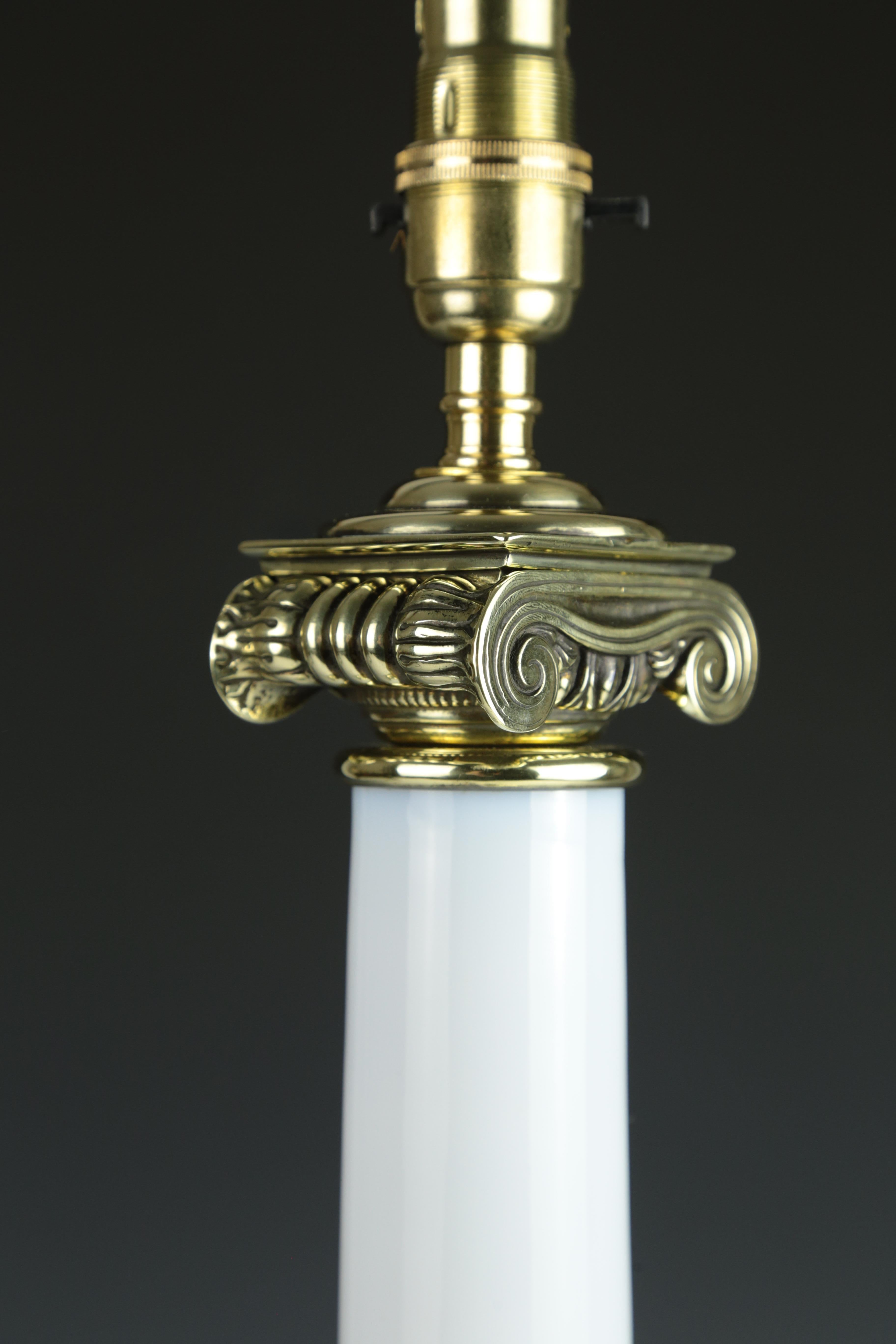 Laiton Lampe de table antique à colonne ionique blanche et opalin en vente