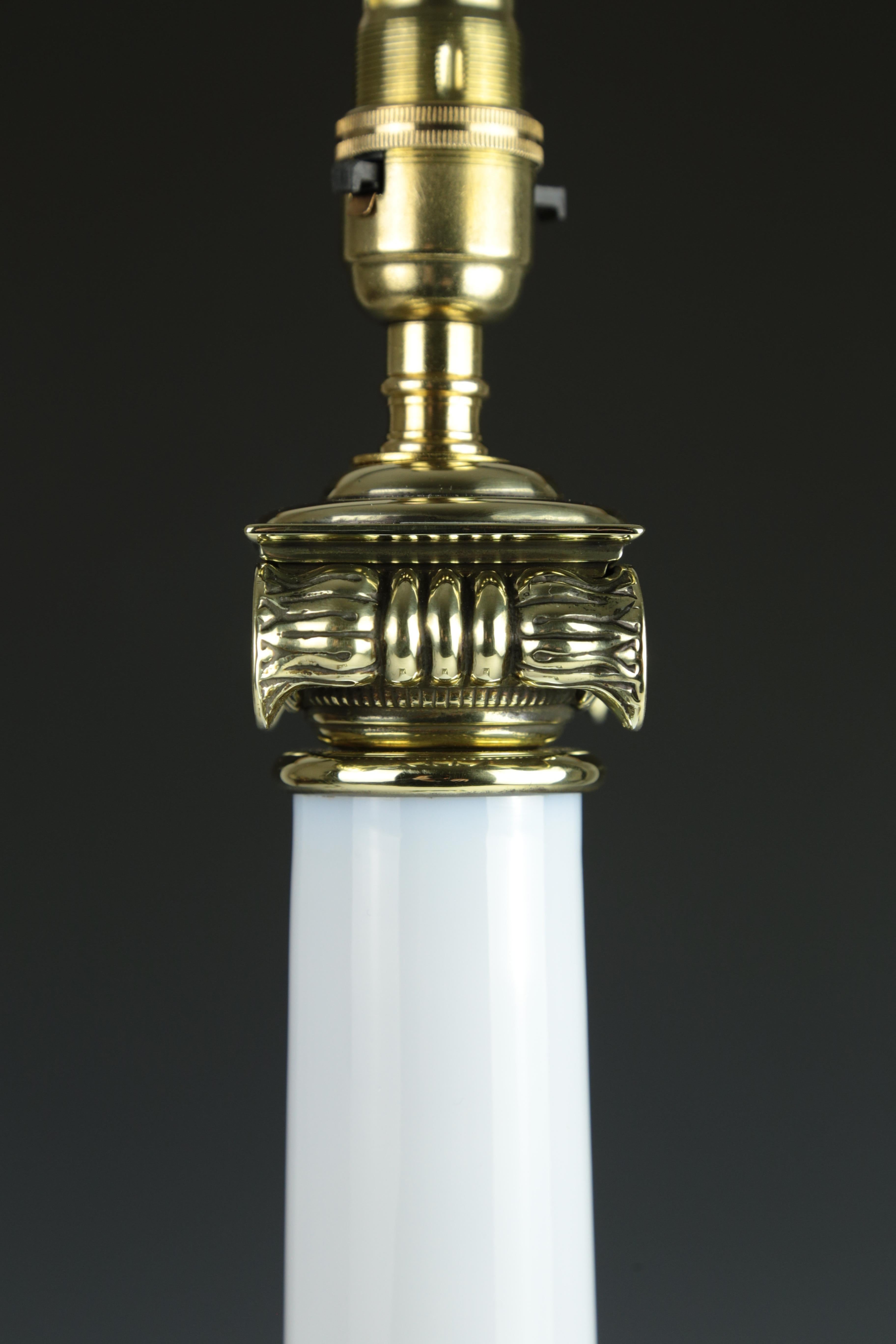 Lampe de table antique à colonne ionique blanche et opalin en vente 1