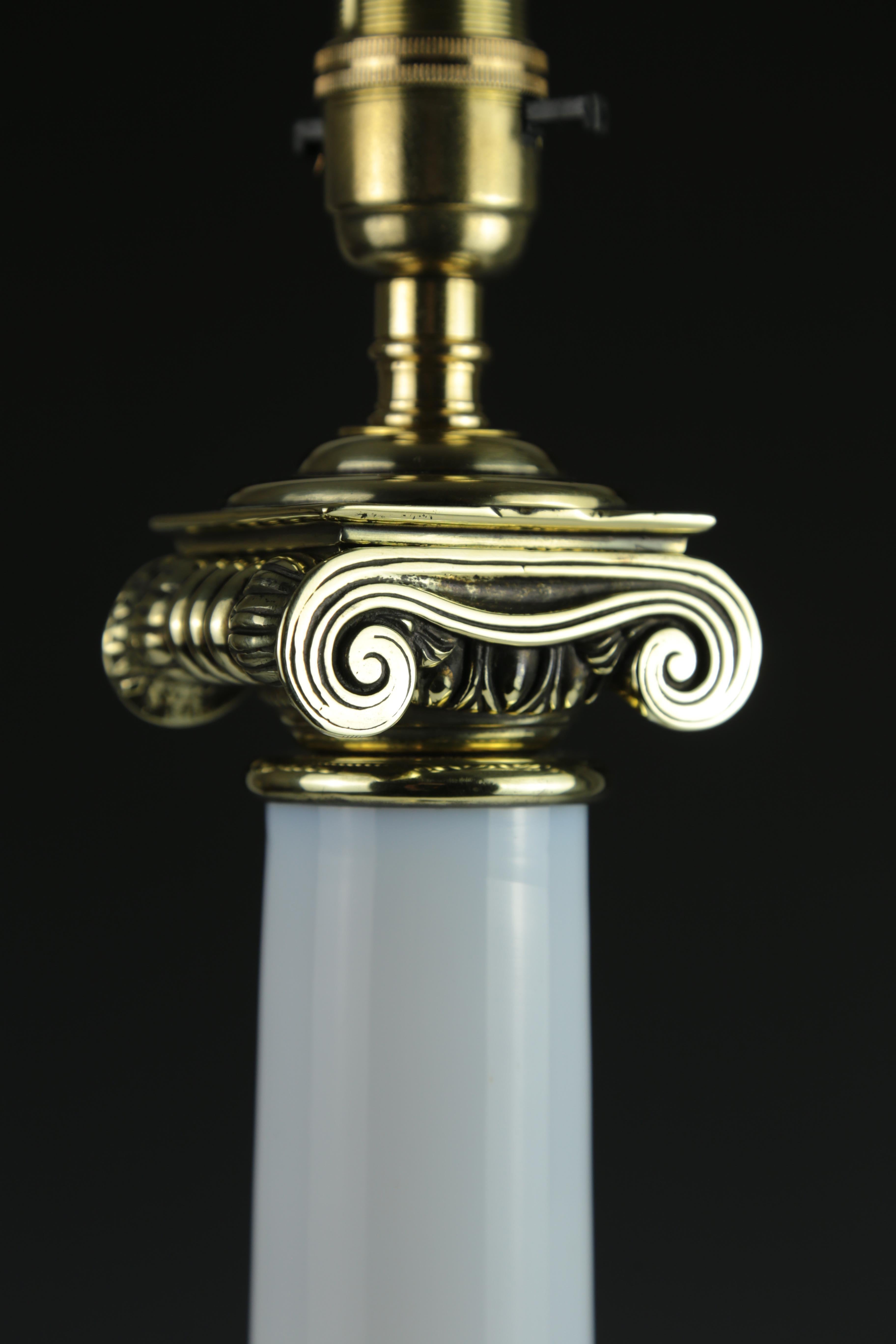Lampe de table antique à colonne ionique blanche et opalin en vente 2