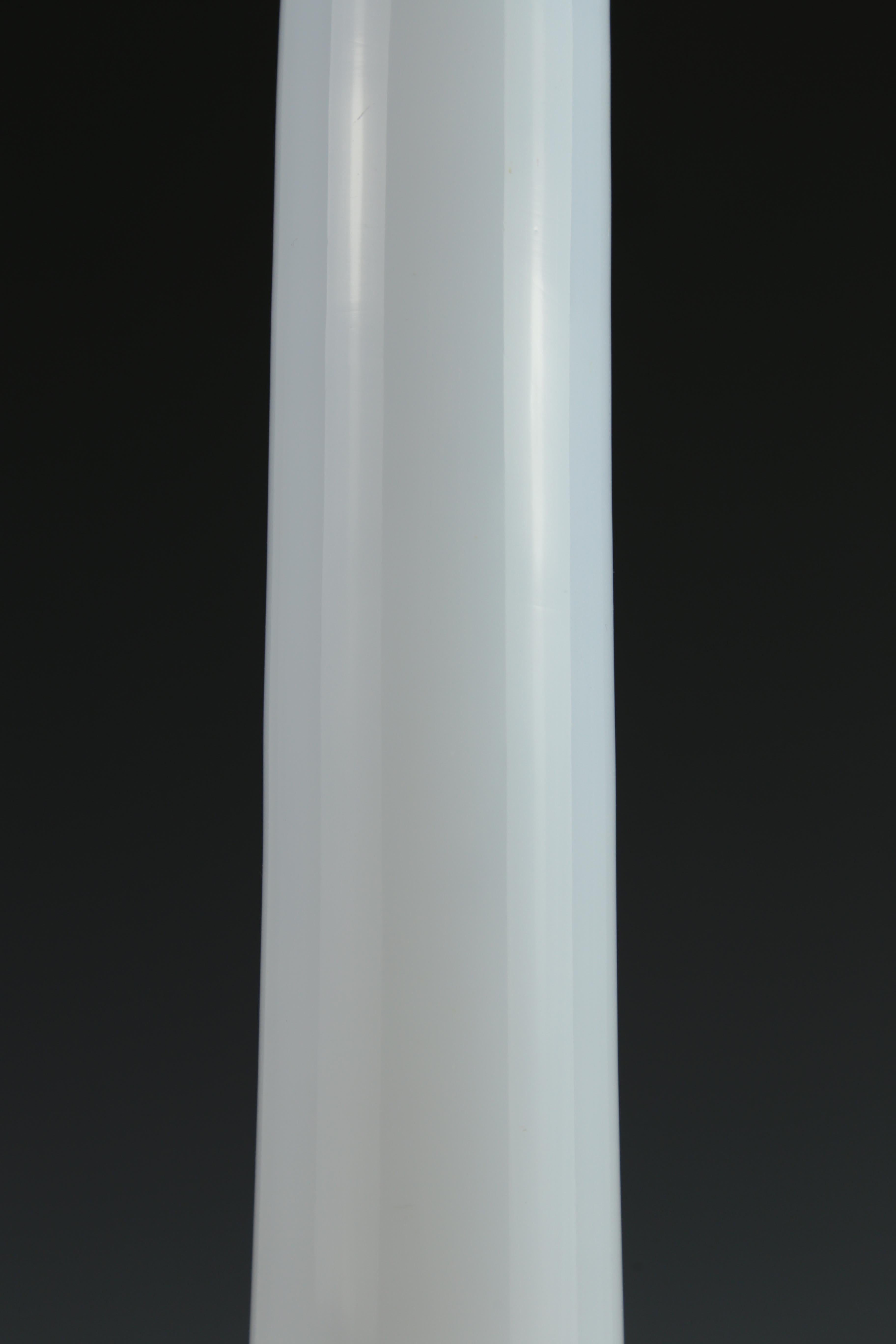 Lampe de table antique à colonne ionique blanche et opalin en vente 3