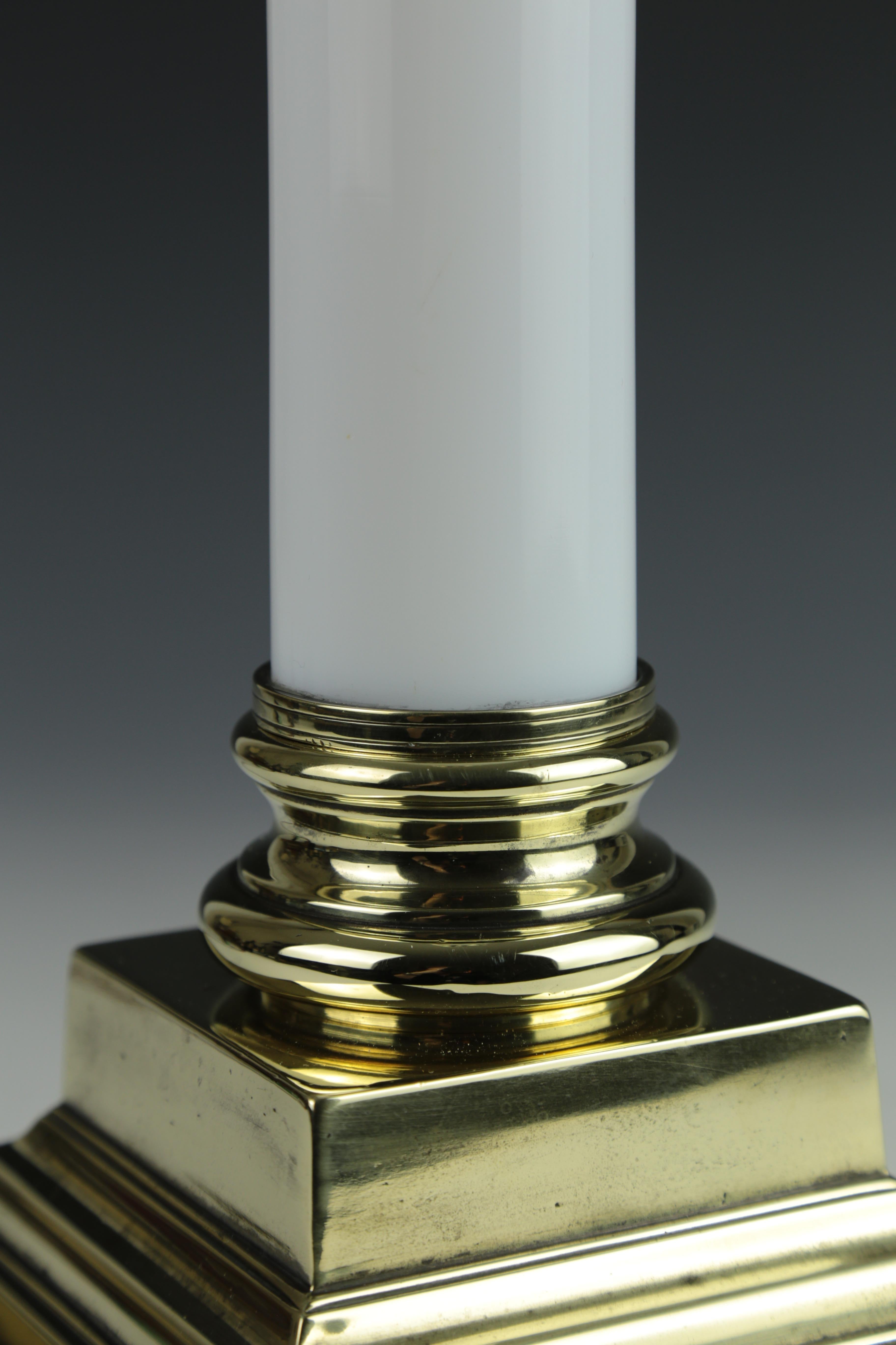 Lampe de table antique à colonne ionique blanche et opalin en vente 4