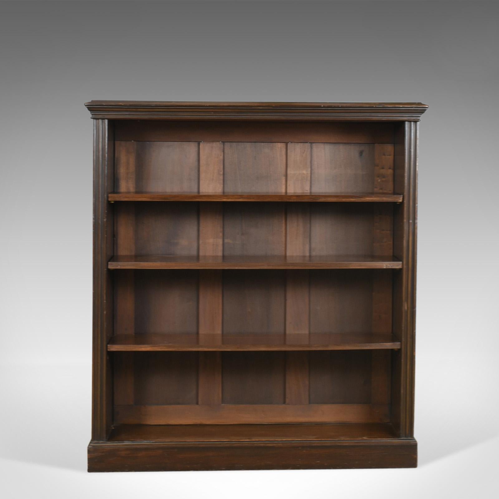 This is an antique open bookcase, an English, Victorian set of book shelves in oak and dating to the late 19th century circa 1890.

Midsize and practical offering abundant shelf space
Appealing dark tones to the English oak
Showing desirable