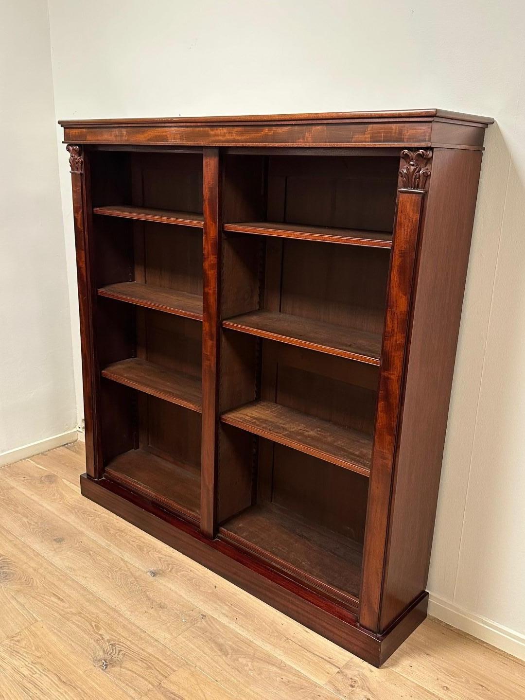 Magnifique bibliothèque ouverte ancienne en acajou en bon état. L'armoire comporte 4 étagères réglables de chaque côté. (3 sont visibles sur la photo). Belle armoire élégante et pratique.
Origine : Angleterre
Période : Vers 1820
Taille : 150cm x