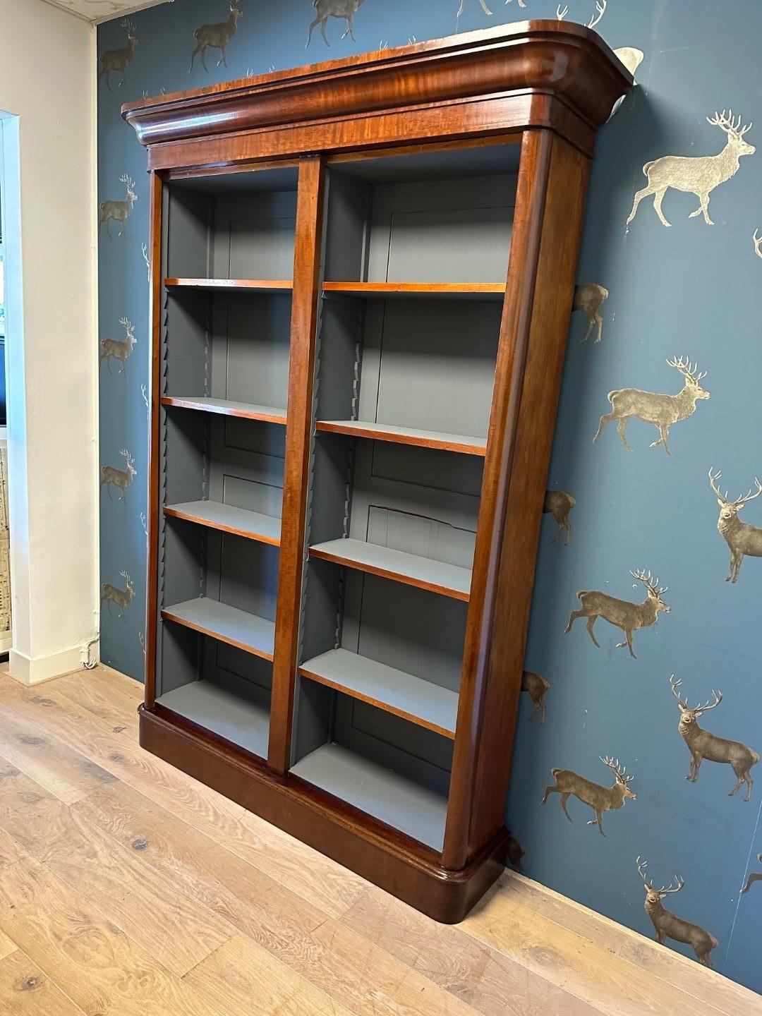 Bellissima libreria antica in noce inglese. In buone condizioni. L'armadio è dotato di ripiani regolabili. L'interno è di colore blu/grigio
Bellissima libreria con una patina calda. Gli angoli arrotondati sono una caratteristica degli armadi