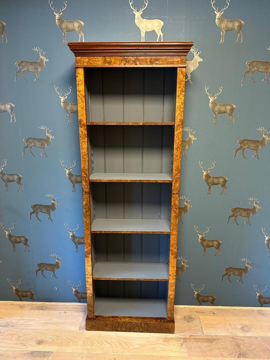 Antique open bookcase in burl walnut. In Good Condition For Sale In Eindhoven, NL