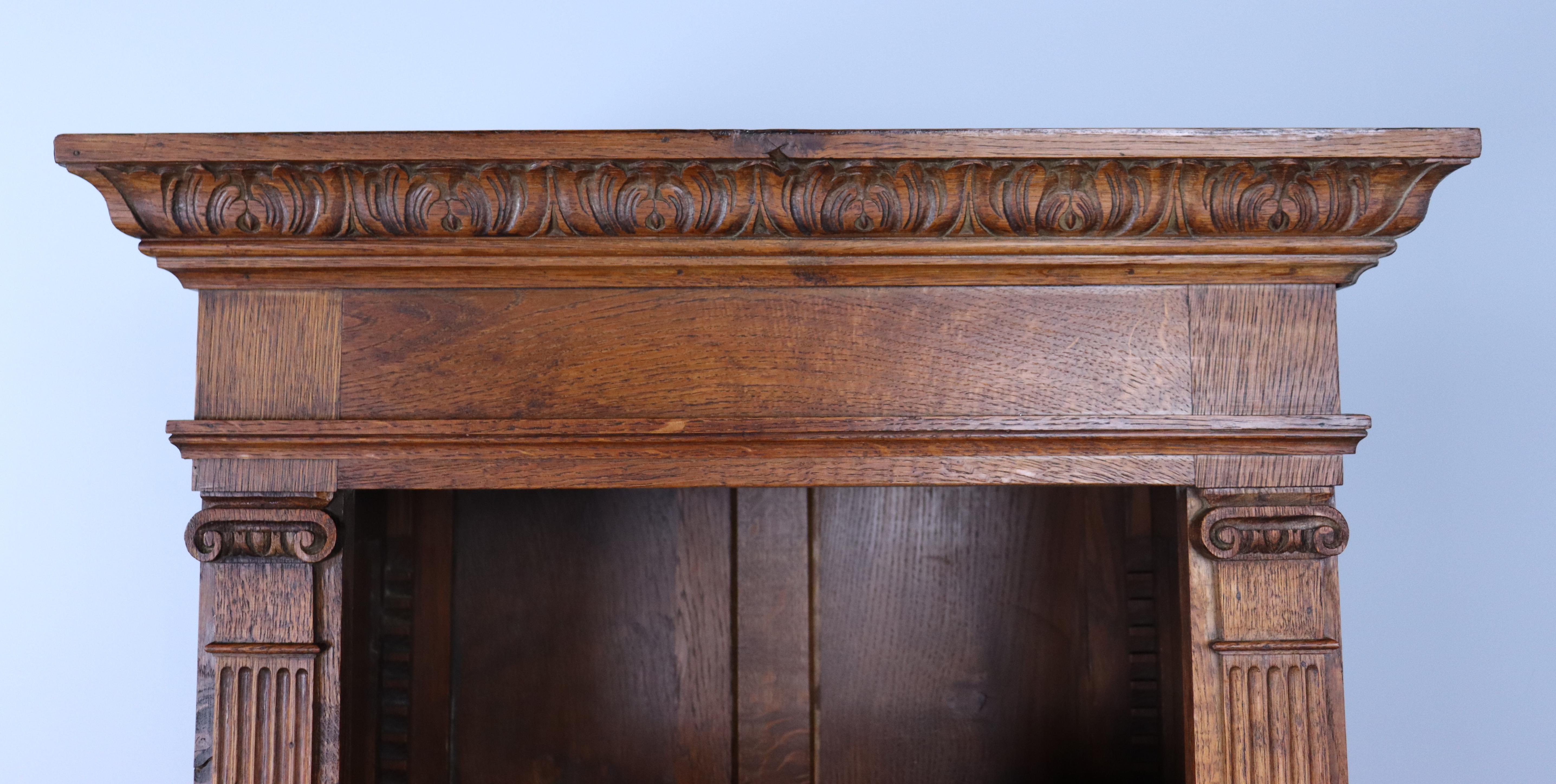 Antique Open Bookcase in Oak In Good Condition For Sale In Port Chester, NY