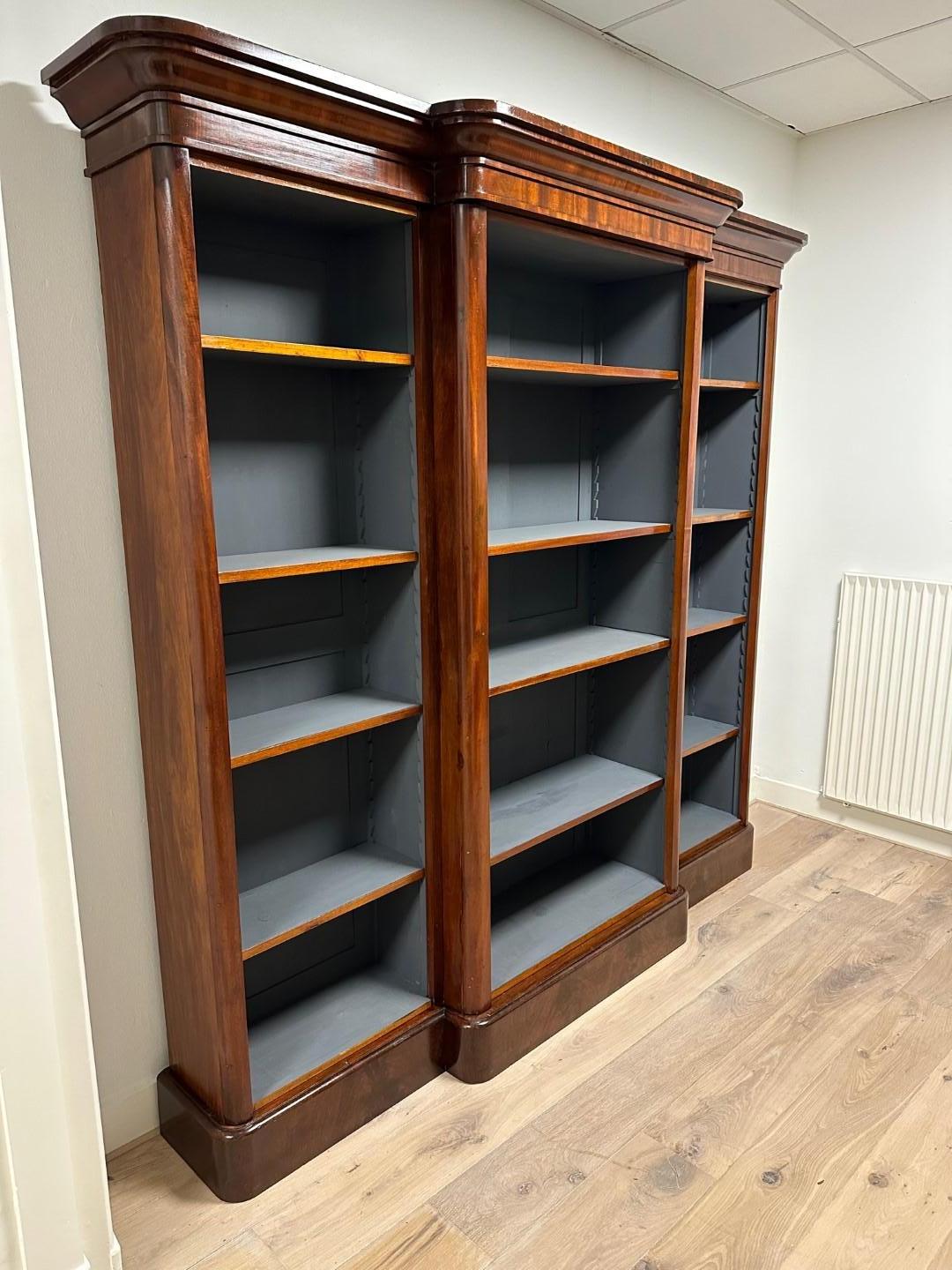 Bellissima libreria a giorno in mogano di epoca vittoriana. Gli angoli arrotondati sono una caratteristica tipica dell'epoca vittoriana. Si tratta di un modello cosiddetto breakfront, in cui la parte centrale è più profonda. Ripiani regolabili.