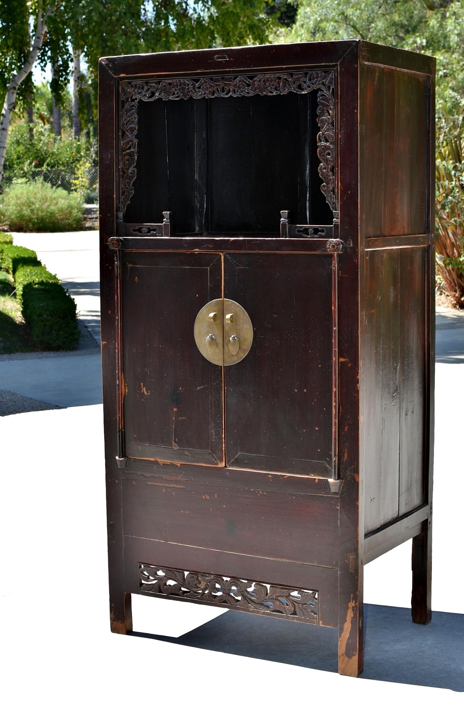 Chinese Antique Scholar's Cabinet with Carved Grapevine In Good Condition For Sale In Somis, CA