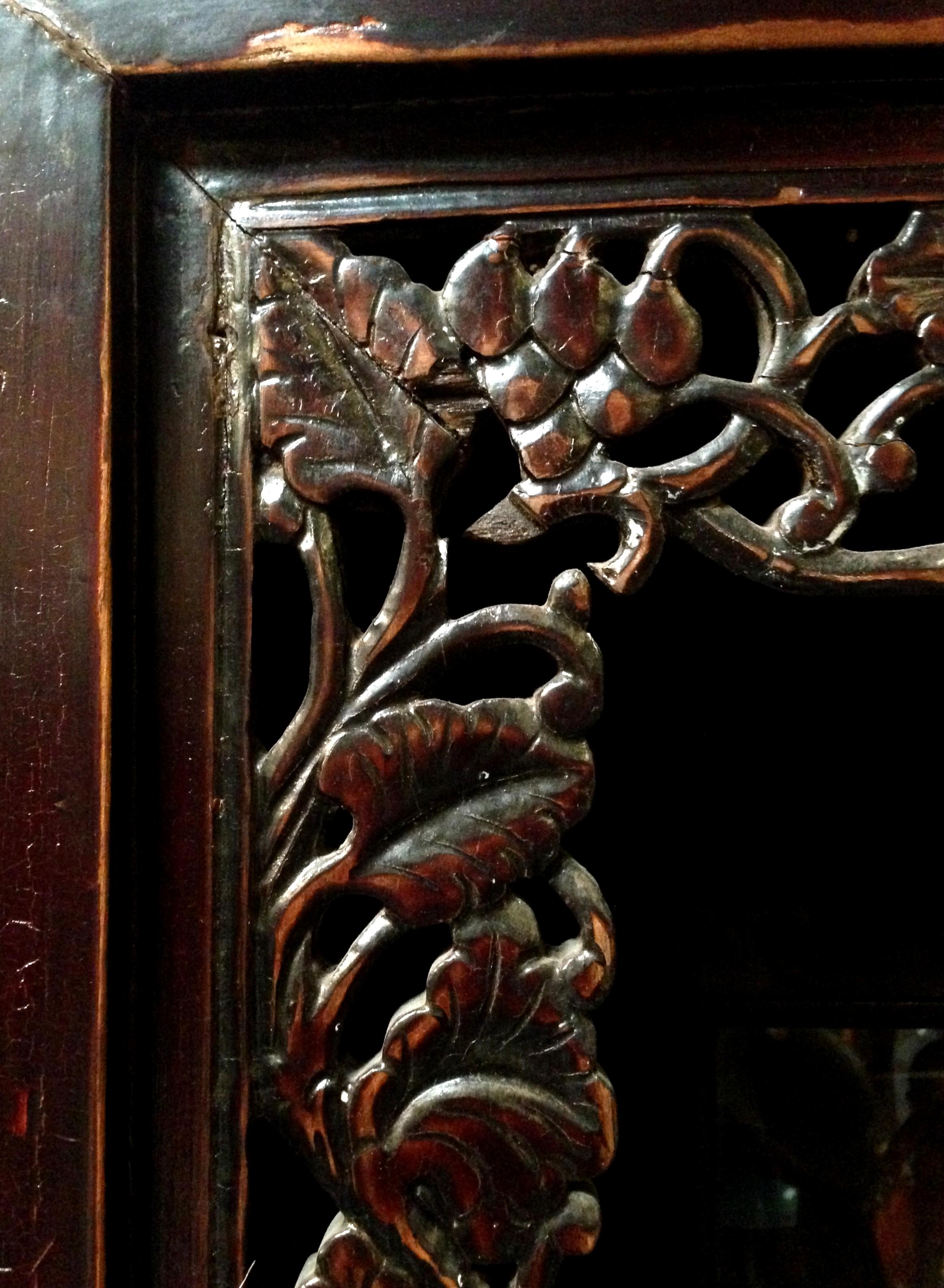 Armoire d'érudit chinoise ancienne avec vigne sculptée en vente 4