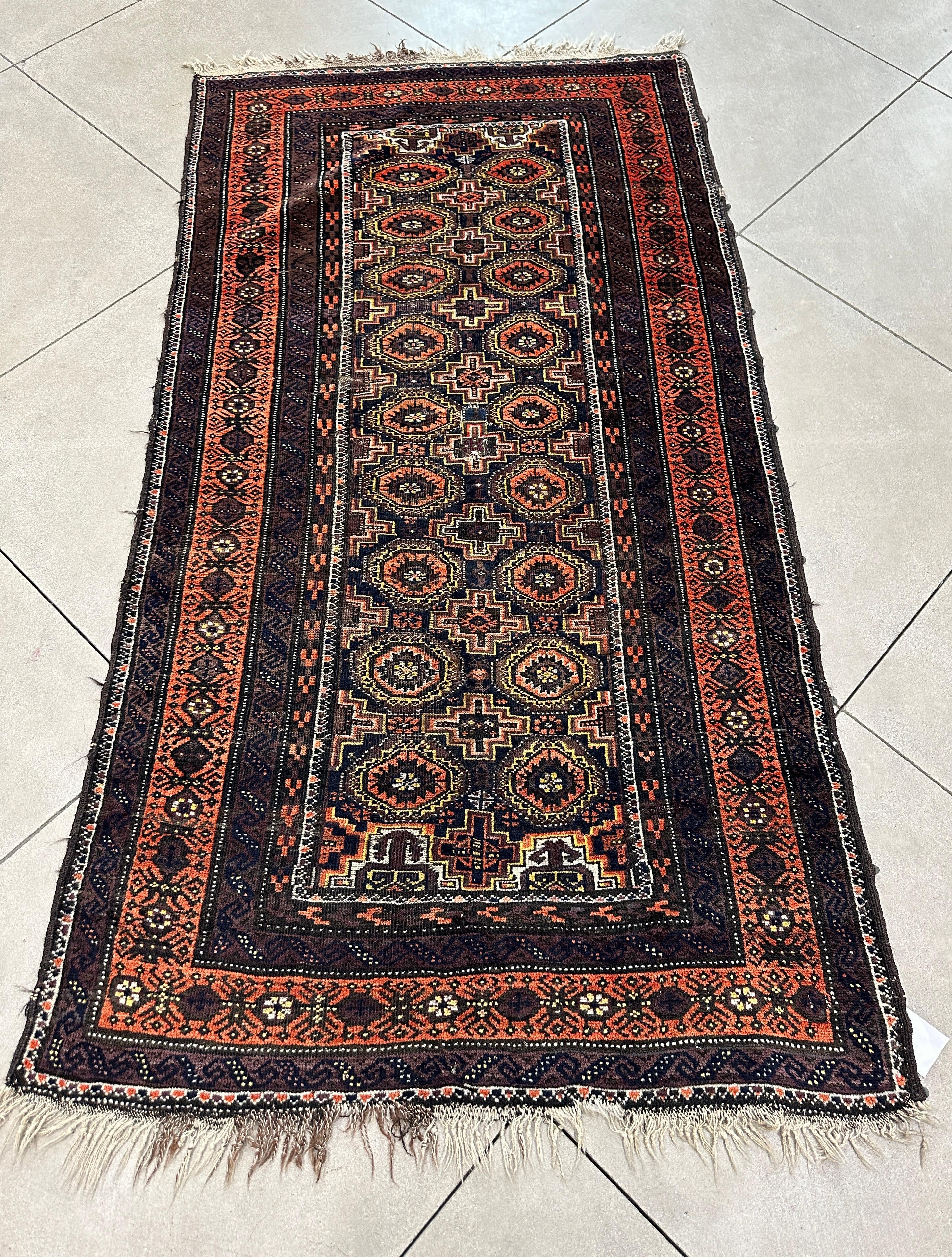 Verschönern Sie Ihr Zuhause mit dem zeitlosen Charme unseres Perserteppichs Old Orange and Brown. Dieses exquisite Stück ist ein Beispiel für die Kunstfertigkeit und den kulturellen Reichtum der persischen Handwerkskunst und besticht durch seine