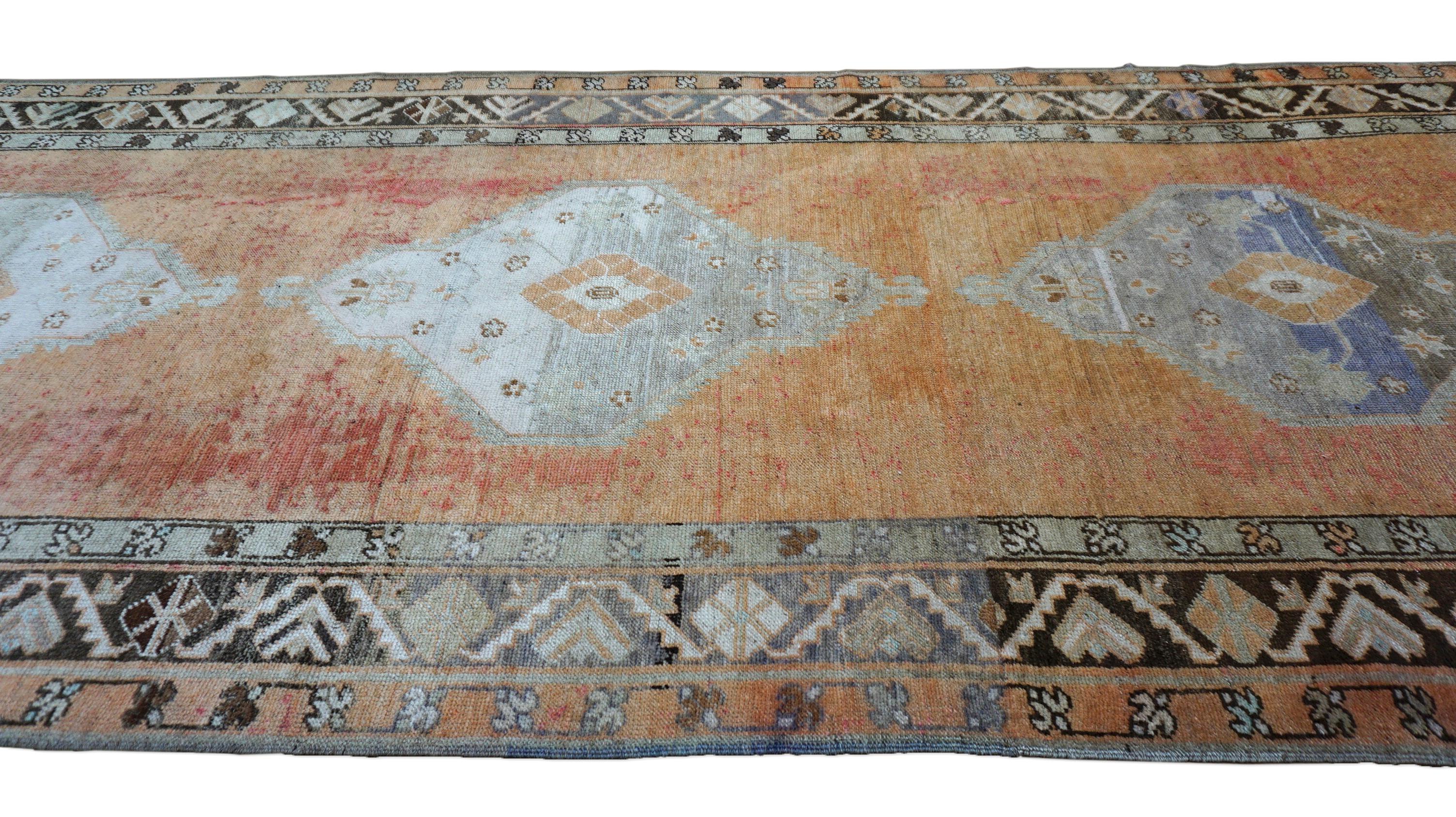 Antiker orange-rosa Osuhak-Woll-Läufer 4'11''x22'4'' (Oushak) im Angebot