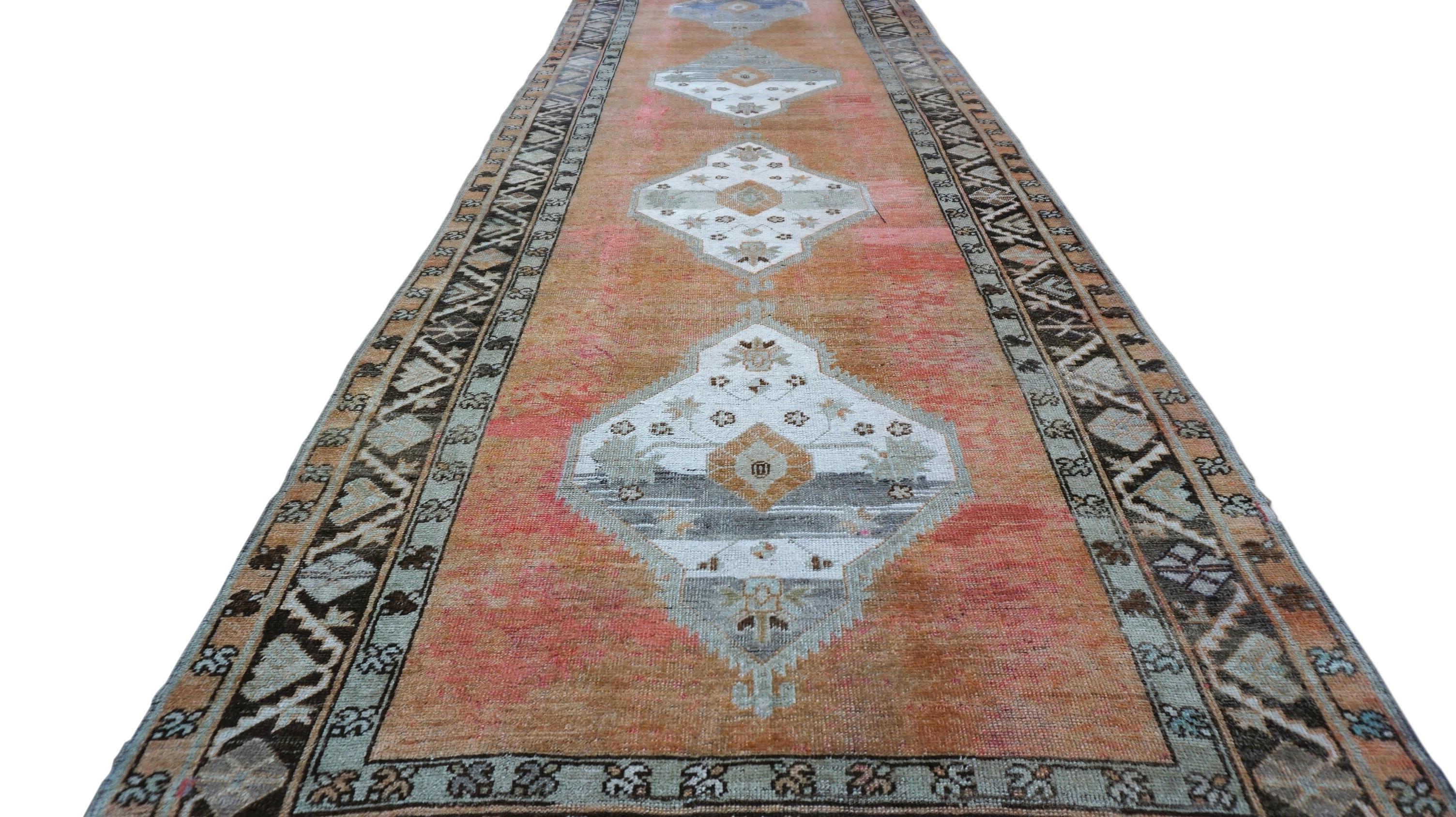 Antiker orange-rosa Osuhak-Woll-Läufer 4'11''x22'4'' (Türkisch) im Angebot