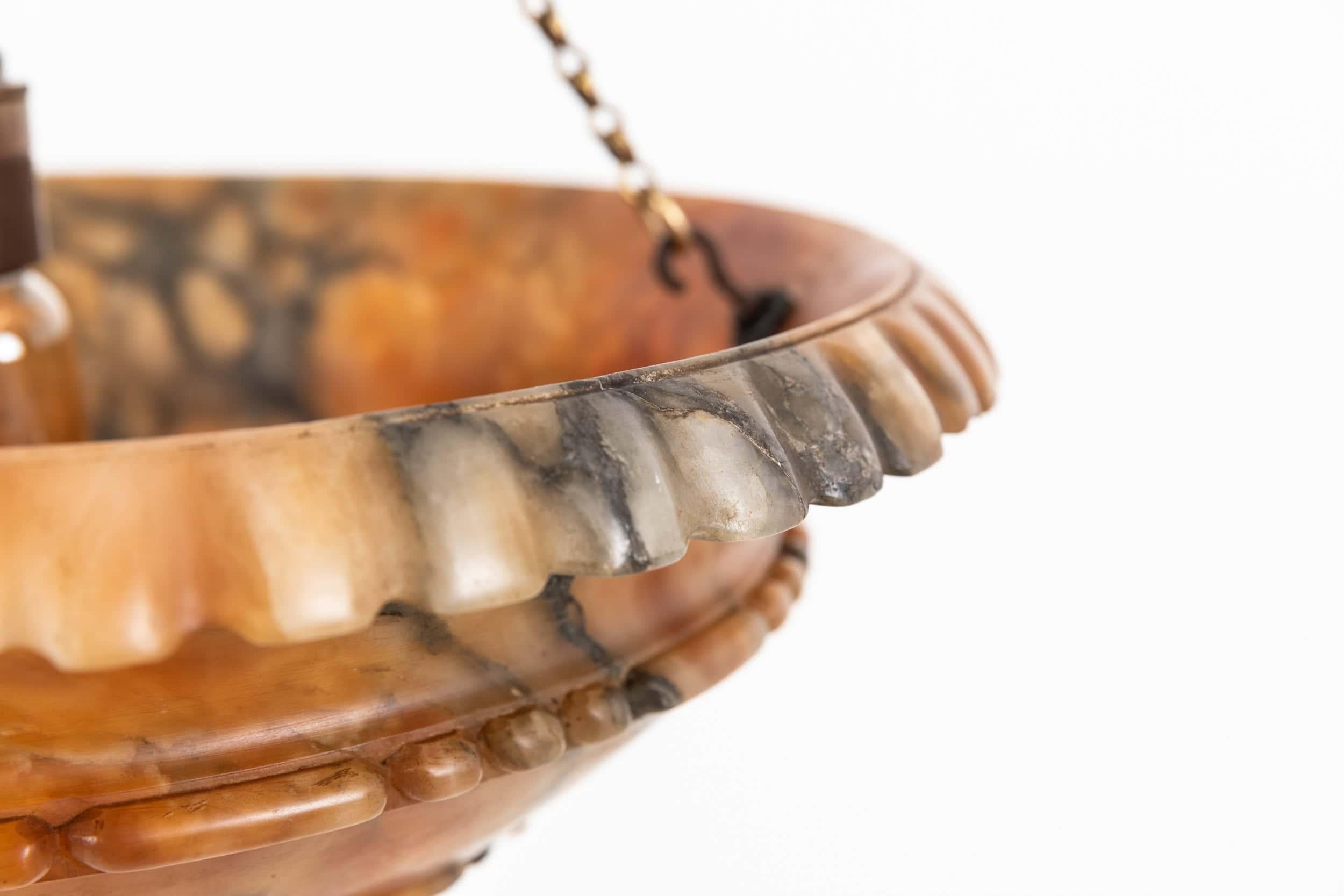 

Un'eccezionale plafoniera a sospensione in alabastro, realizzata nel 1920 circa.

Intagliato a mano di altissima qualità con una straordinaria gamma di colori vivaci e marmorizzazioni, con un design a foglie d'acanto e bordi decorativi. Completo