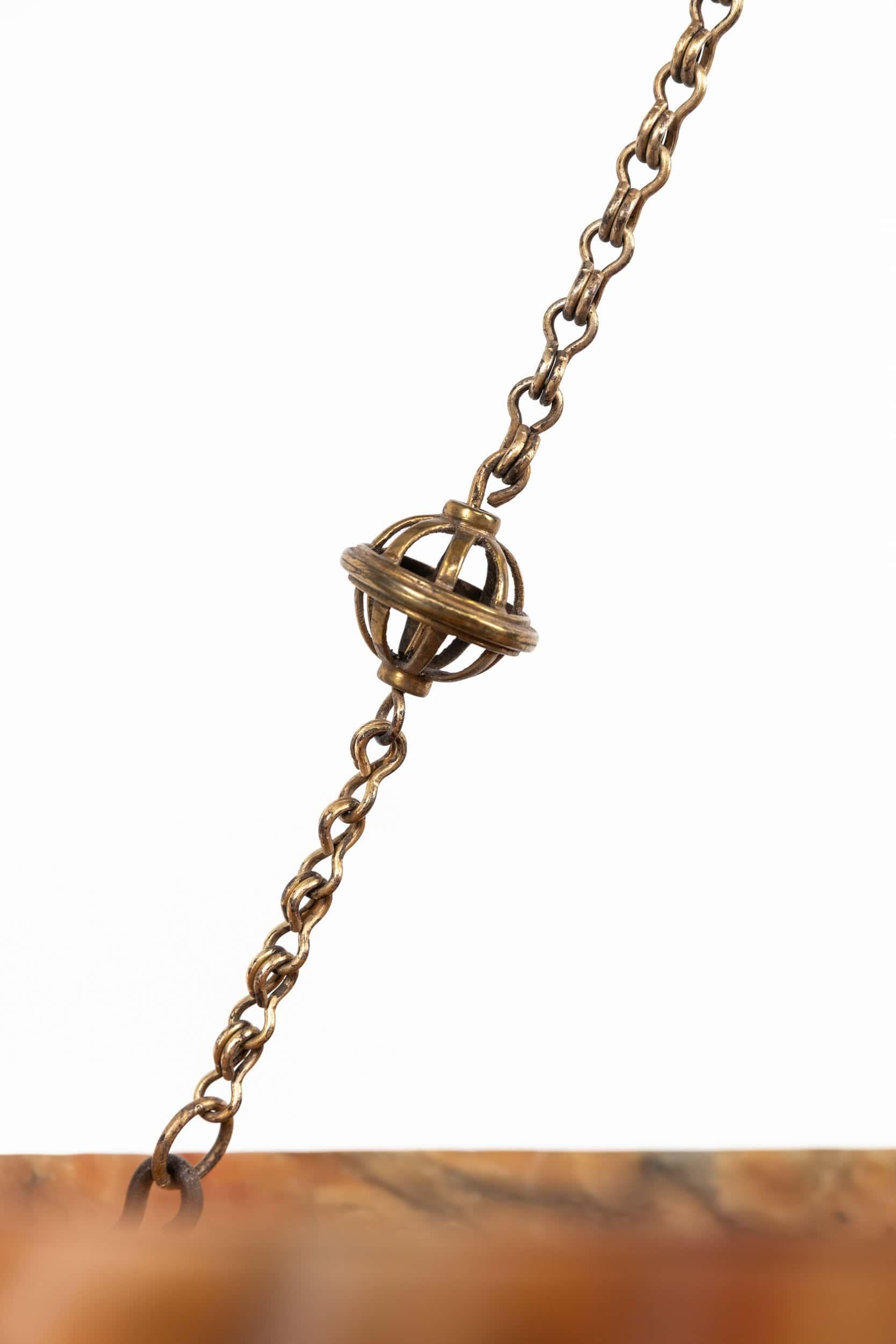 Intagliato a mano Antico Plafonnier arancione da soffitto in alabastro intagliato a mano, C.C. 1920 in vendita