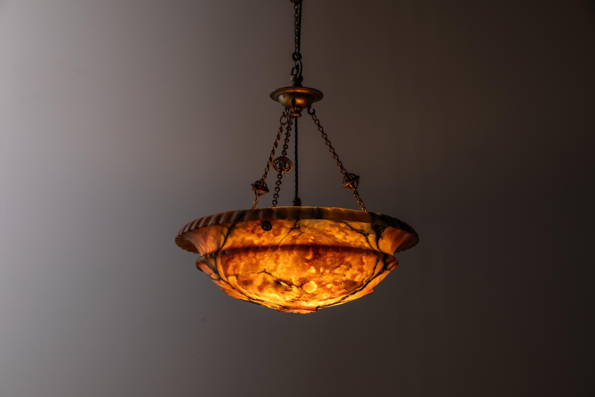 XX secolo Antico Plafonnier arancione da soffitto in alabastro intagliato a mano, C.C. 1920 in vendita