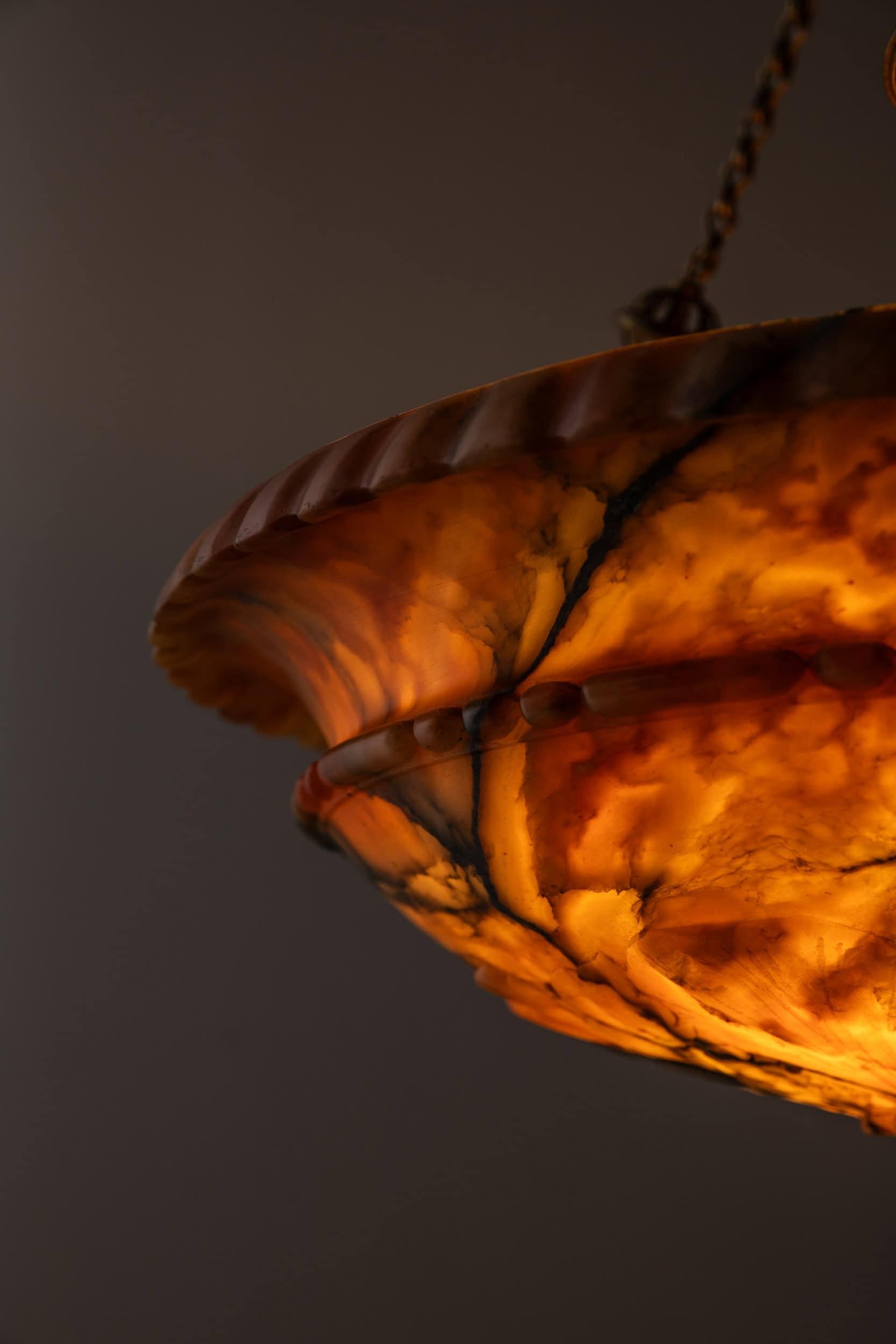 Ottone Antico Plafonnier arancione da soffitto in alabastro intagliato a mano, C.C. 1920 in vendita