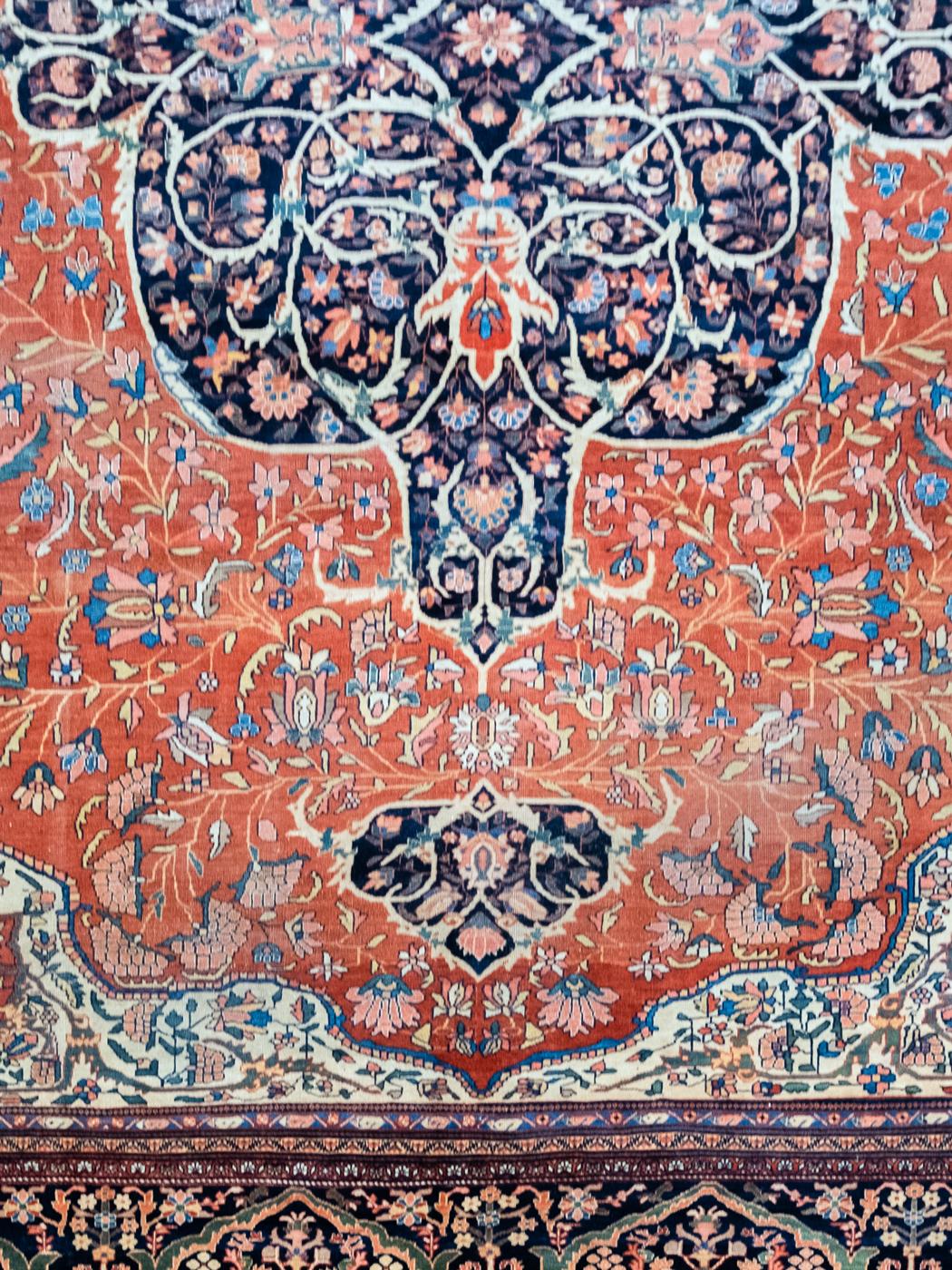 Antiker persischer Farahan-Teppich aus Wolle, Rot, Orange, Indigo, 10' x 14' (Pflanzlich gefärbt) im Angebot