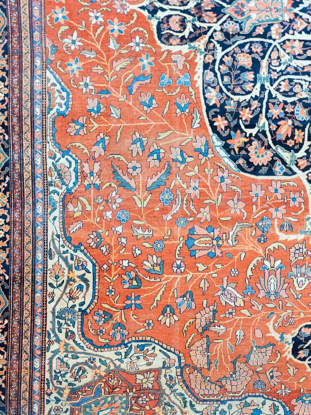 Antiker persischer Farahan-Teppich aus Wolle, Rot, Orange, Indigo, 10' x 14' im Zustand „Hervorragend“ im Angebot in New York, NY