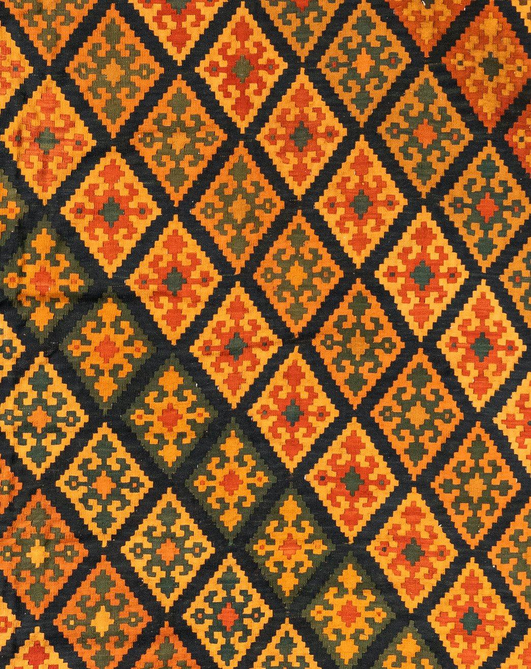 Kilim, ein Wort türkischen Ursprungs, bezeichnet ein florloses, vielseitig verwendbares Textil, das mit einer von mehreren Flachwebtechniken hergestellt wird, die ein gemeinsames oder eng verwandtes Erbe haben und in dem geografischen Gebiet