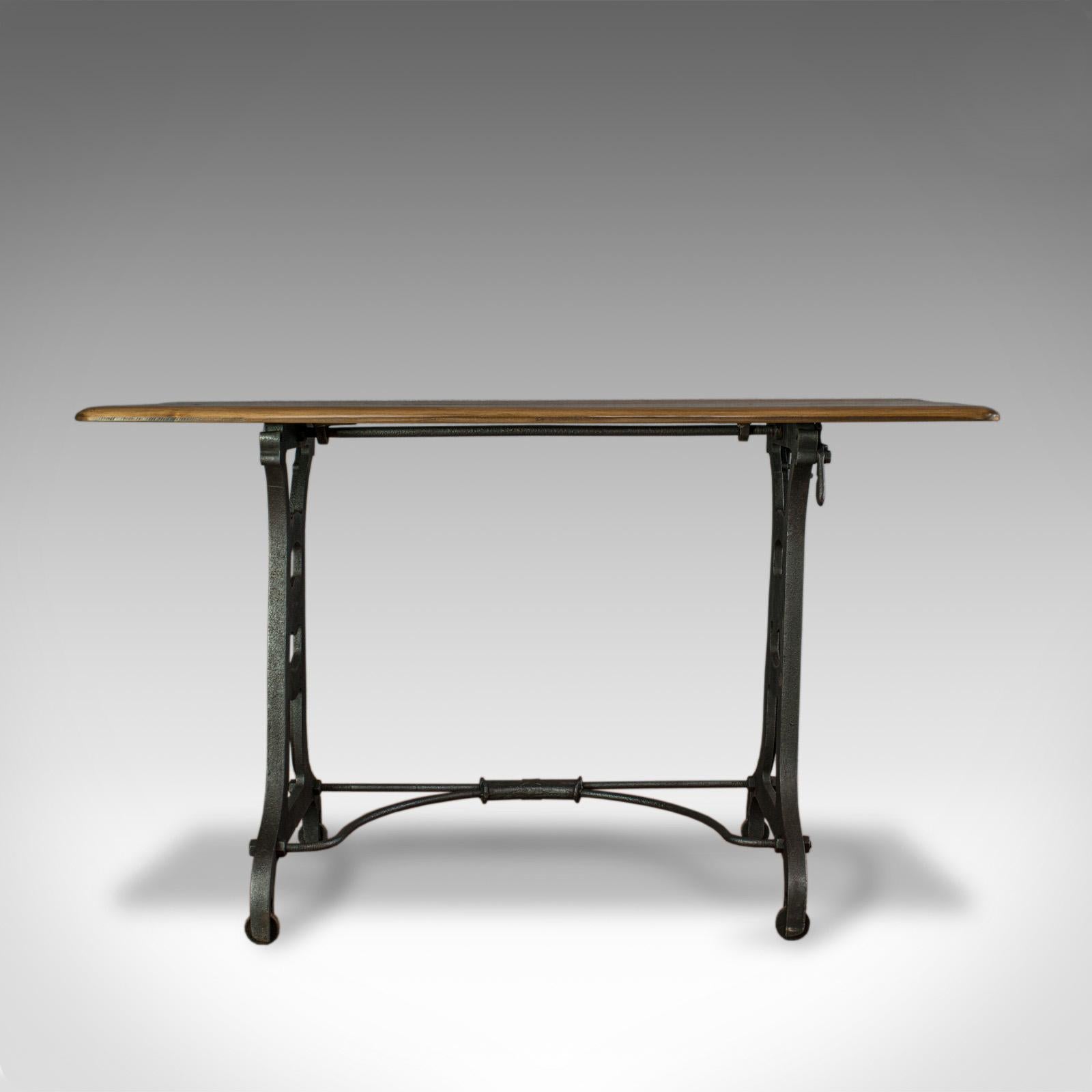 Se trata de una mesa de orangery antigua. Mesa auxiliar inglesa, industrial, de maquinista, de hierro y pino antiguo, de finales de la época victoriana, hacia 1900.

Mostrando una deseable pátina envejecida
La tapa de pino victoriano selecto
