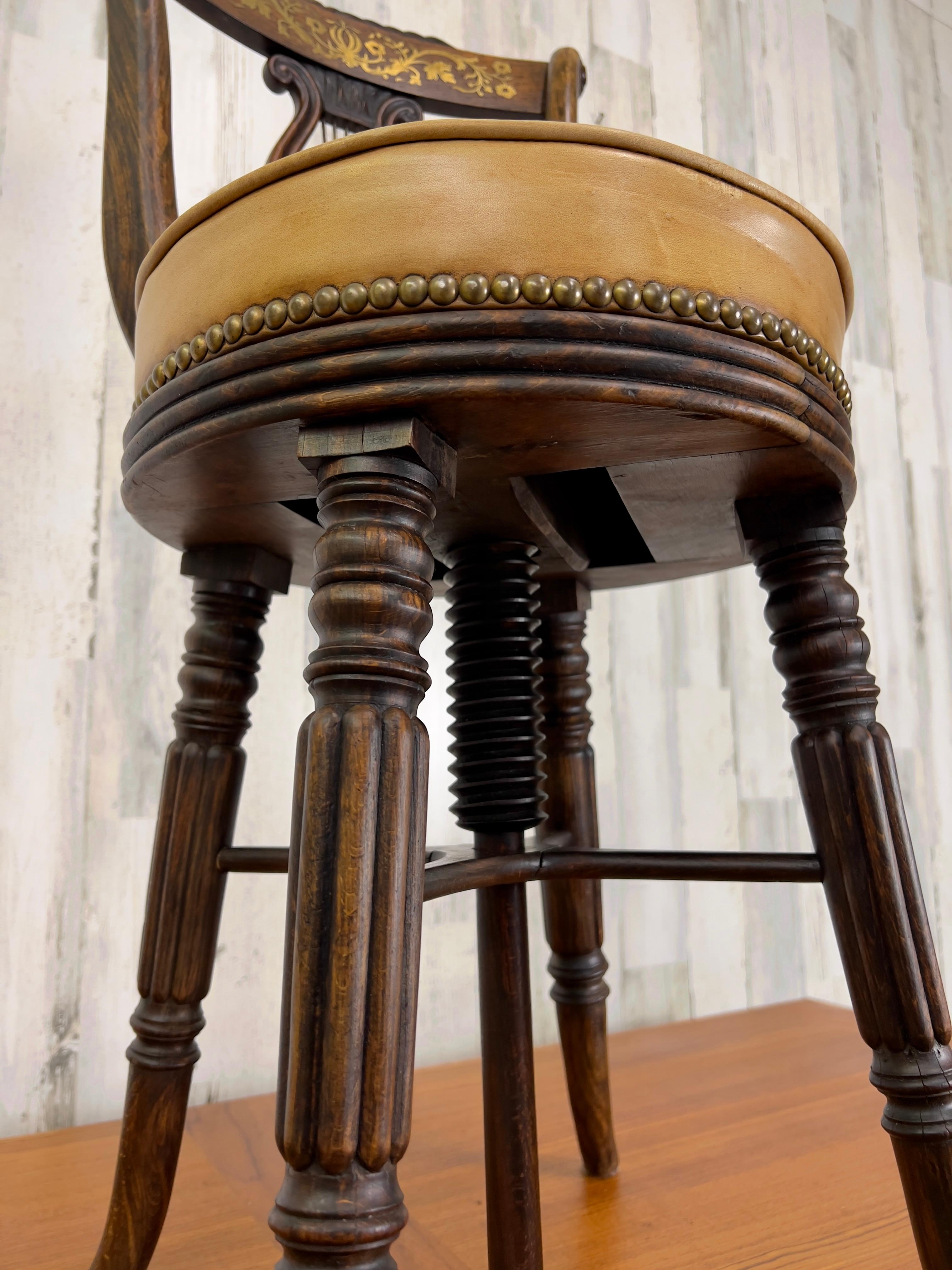 Laiton Chaise d'orchestre ancienne avec dossier en forme de lyre en vente