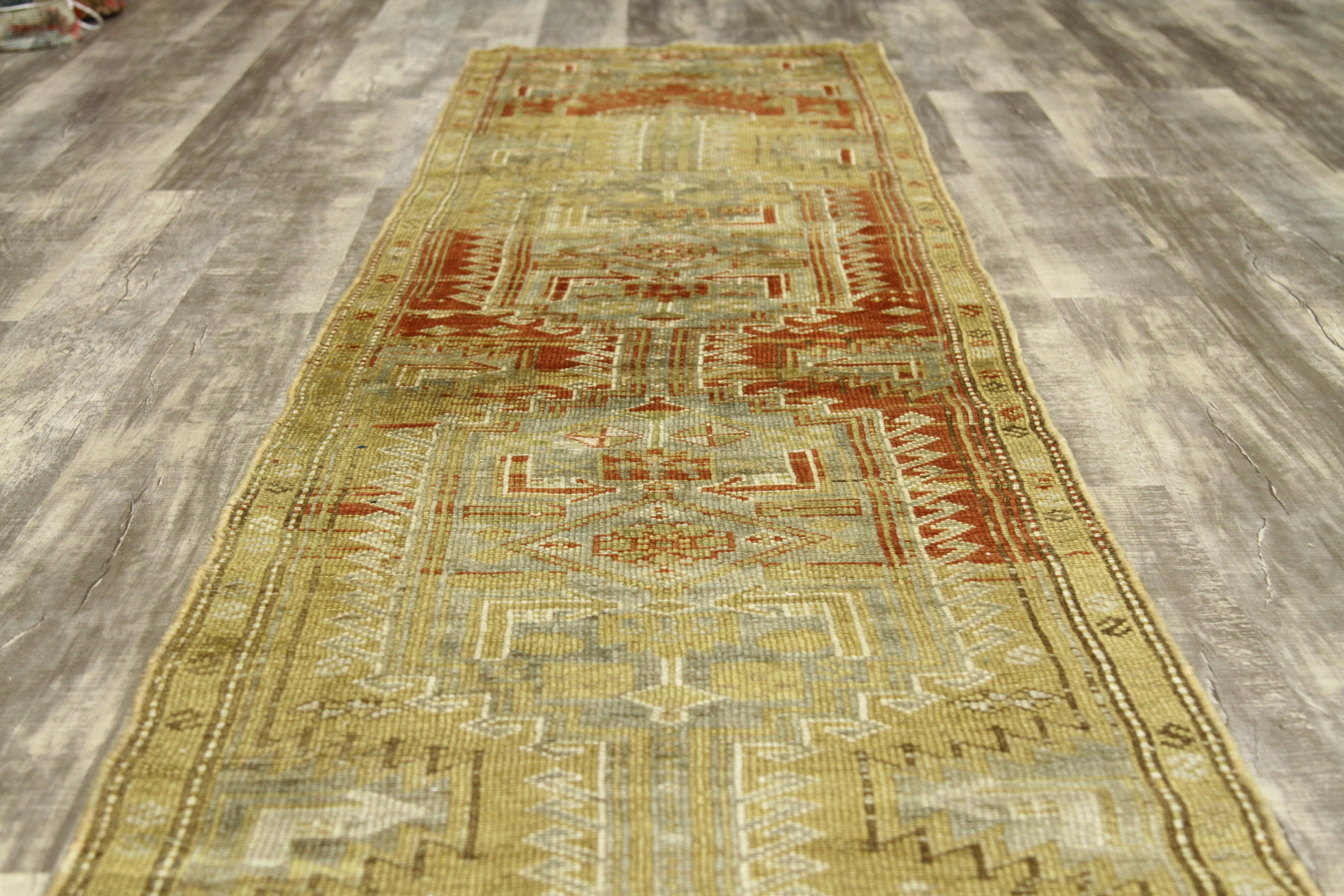 Tappeto organico antico con design Kolayaei e colori fantastici, circa 1930 in vendita 7