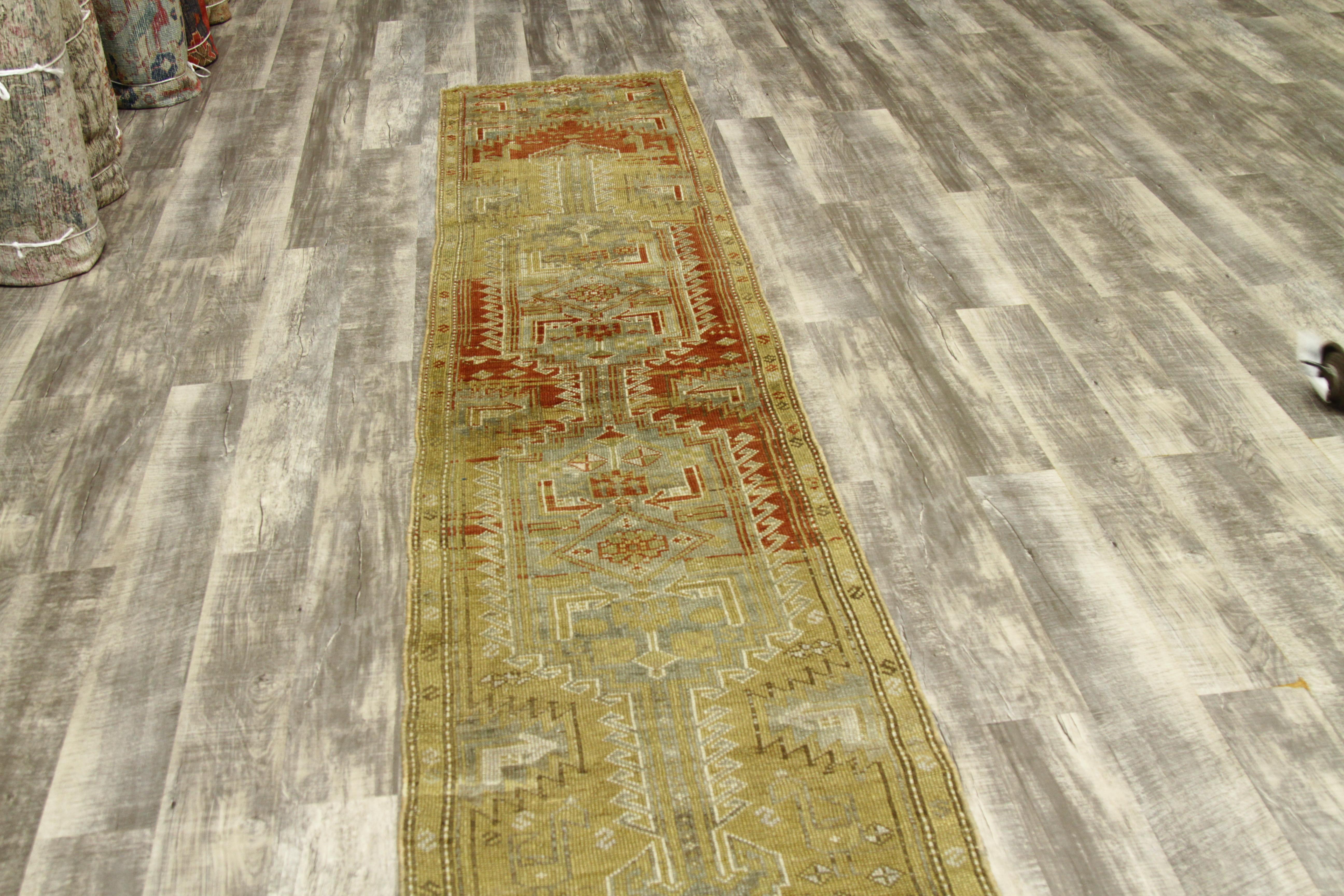 Tappeto organico antico con design Kolayaei e colori fantastici, circa 1930 in vendita 8