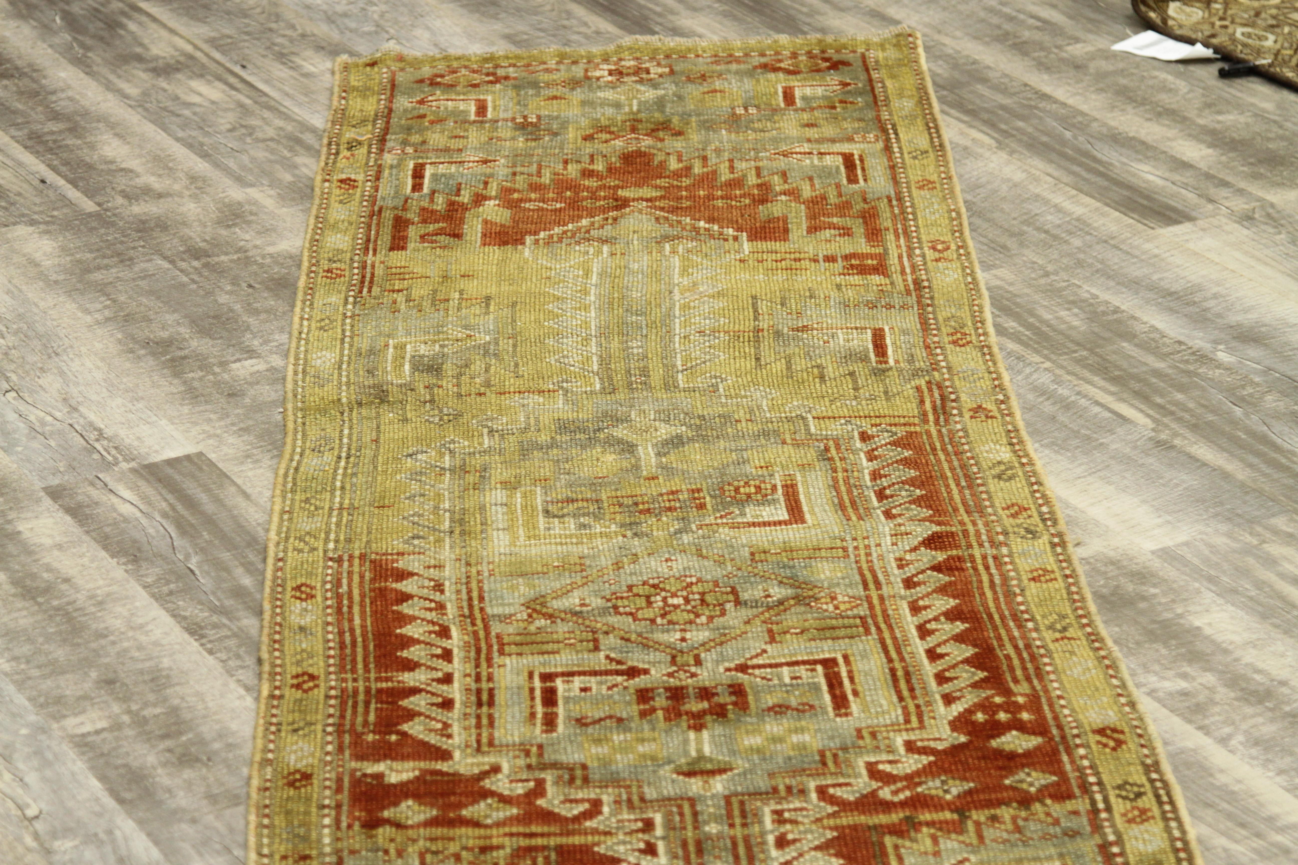 Antique Organic Rug in Kolayaei Design with Fantastic Colors, circa 1930s In Excellent Condition For Sale In Dallas, TX