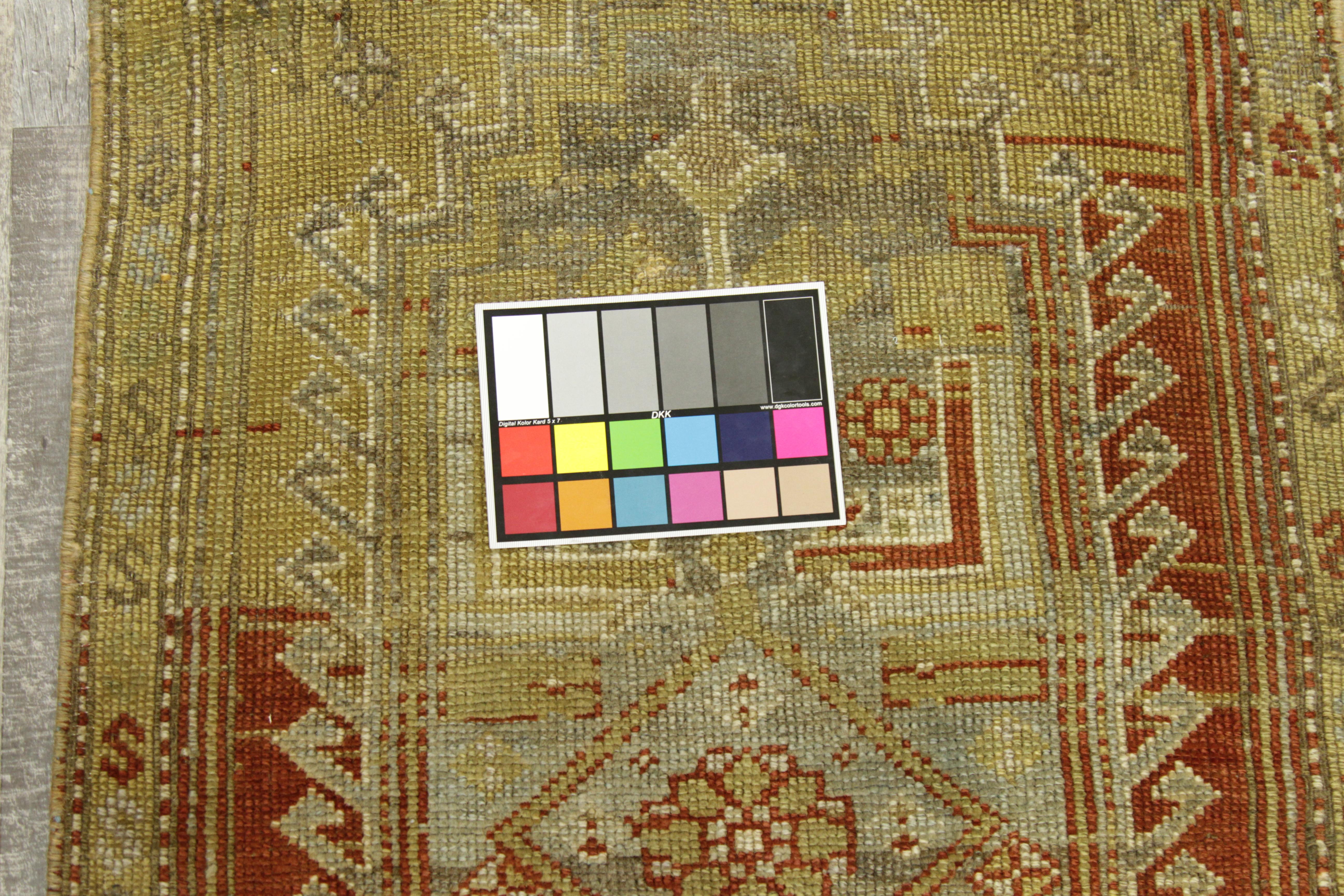 Tappeto organico antico con design Kolayaei e colori fantastici, circa 1930 in vendita 2