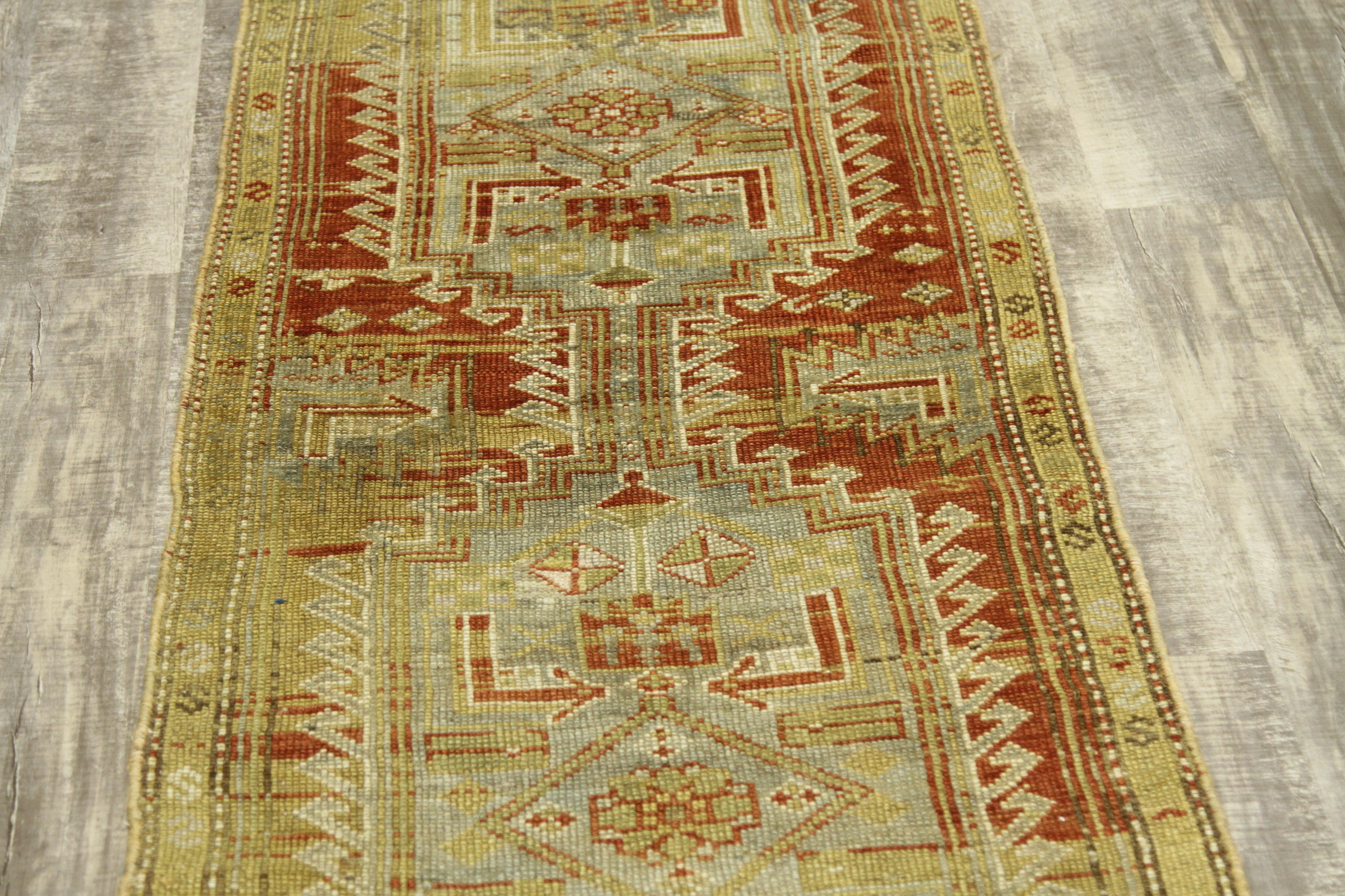 Tappeto organico antico con design Kolayaei e colori fantastici, circa 1930 in vendita 3
