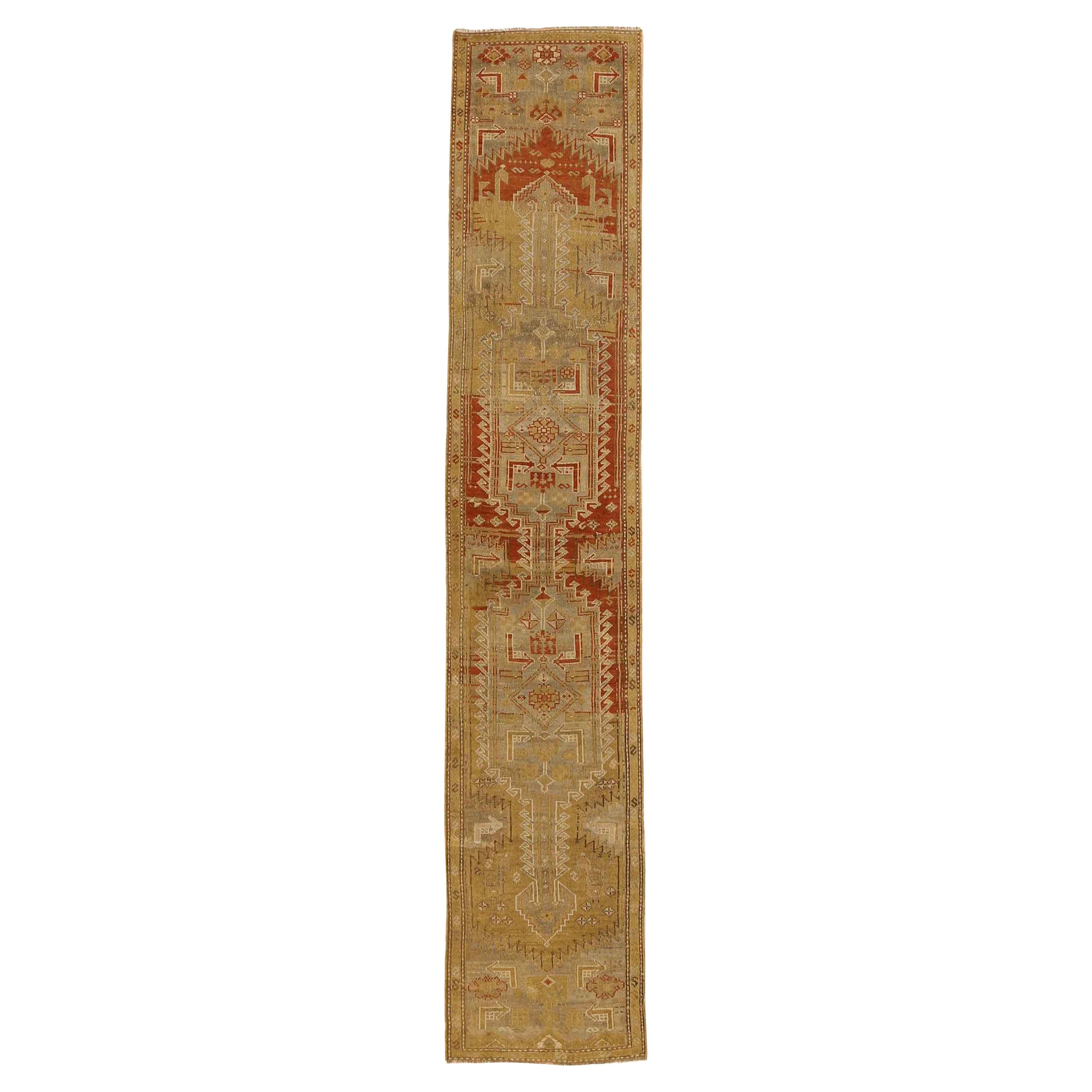 Tappeto organico antico con design Kolayaei e colori fantastici, circa 1930 in vendita