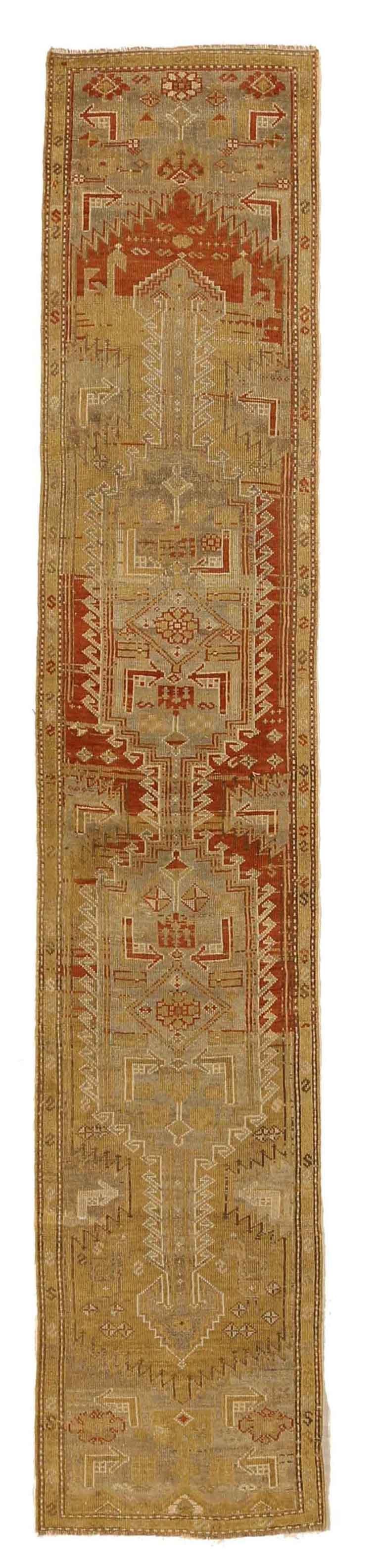 Antico tappeto persiano realizzato in lana organica filata a mano con i disegni preferiti dai tessitori di Kolayaei, in Iran. La variazione di colore mette in evidenza il bellissimo invecchiamento del tappeto, mentre la combinazione di grigio, verde