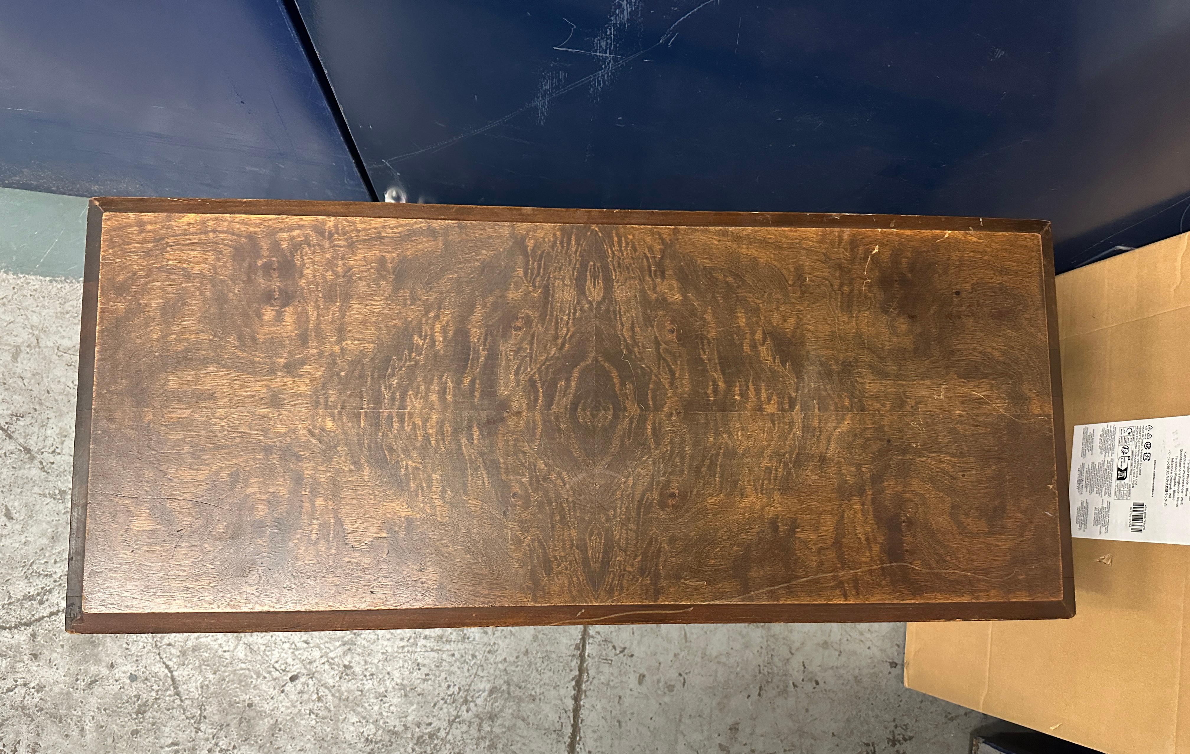 Eine außergewöhnliche Klavierbank aus Massivholz des frühen 20. Jahrhunderts von der renommierten Tonk Manufacturing Company aus Chicago (gegründet 1873). Dieses authentische Stück ist ein Beweis für den guten Ruf des Unternehmens als Hersteller von