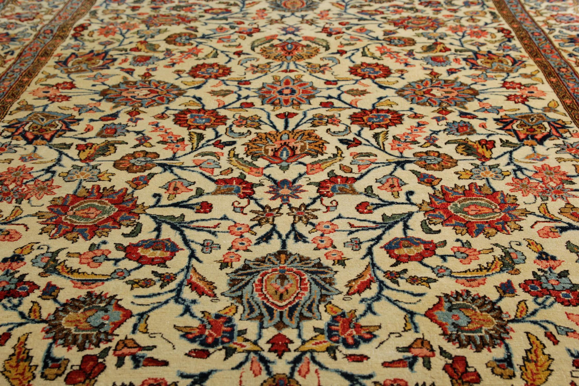 Antiker orientalischer Teppich, traditioneller geblümter cremefarbener Wollteppich (Pflanzlich gefärbt) im Angebot