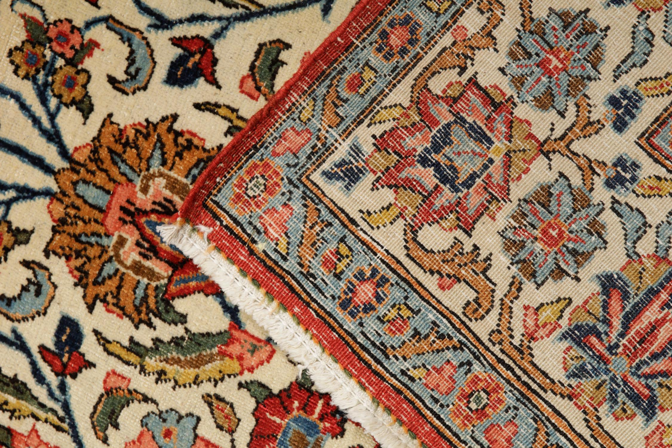 Antique Oriental Area Rug Traditional Floral Cream Wool Carpet In Excellent Condition For Sale In Hampshire, GB