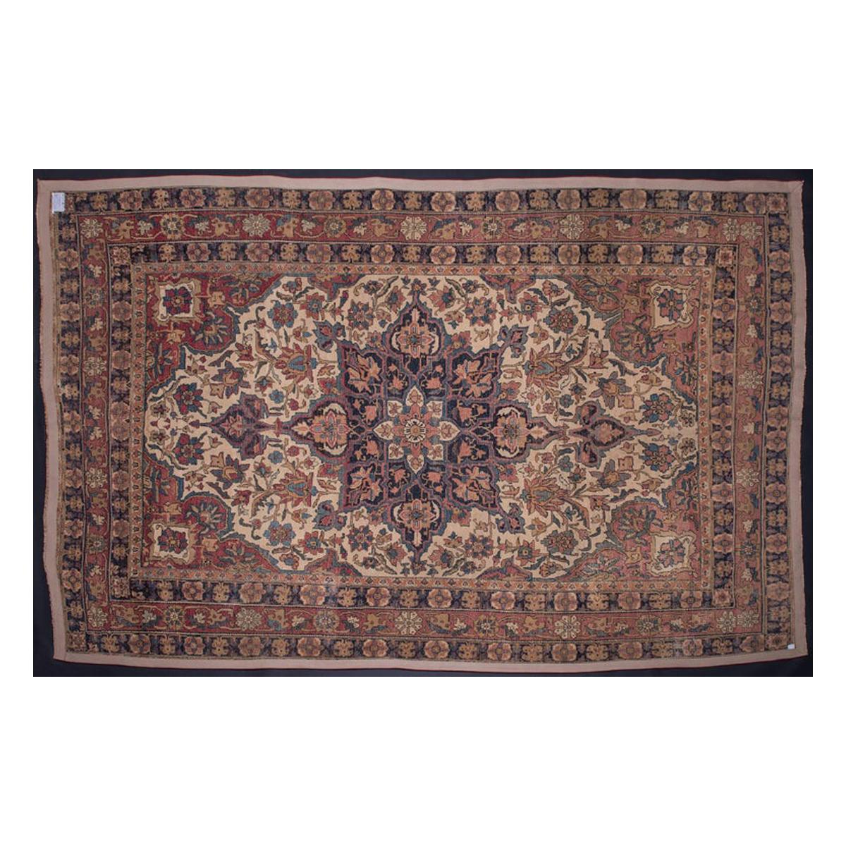 Très bel exemple de tapis oriental ancien, élégant dans ses couleurs et sa composition.
La taille est rare car ces tapis orientaux anciens ont été tissés dans des côtés beaucoup plus grands, adaptés pour couvrir tout le salon ou la salle de séjour,