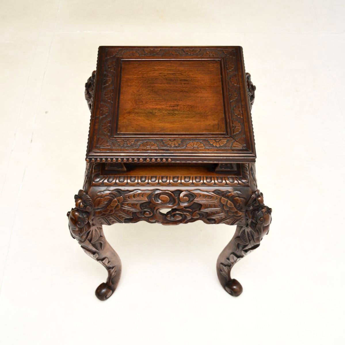 Chinoiseries Ancien support à plantes / table d'appoint en bois oriental sculpté en vente