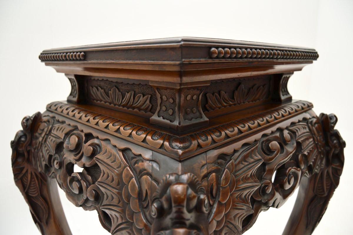 Fin du XIXe siècle Ancien support à plantes / table d'appoint en bois oriental sculpté en vente