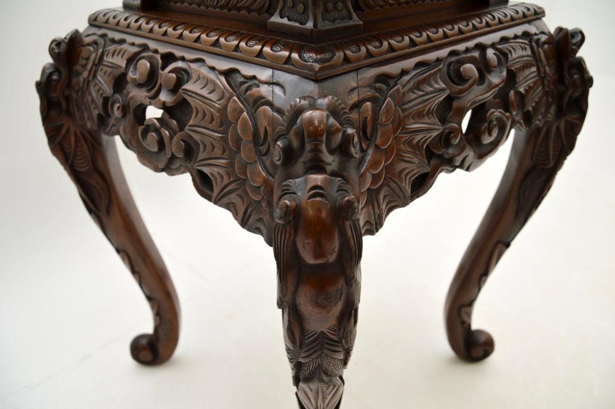 Ancien support à plantes / table d'appoint en bois oriental sculpté en vente 1